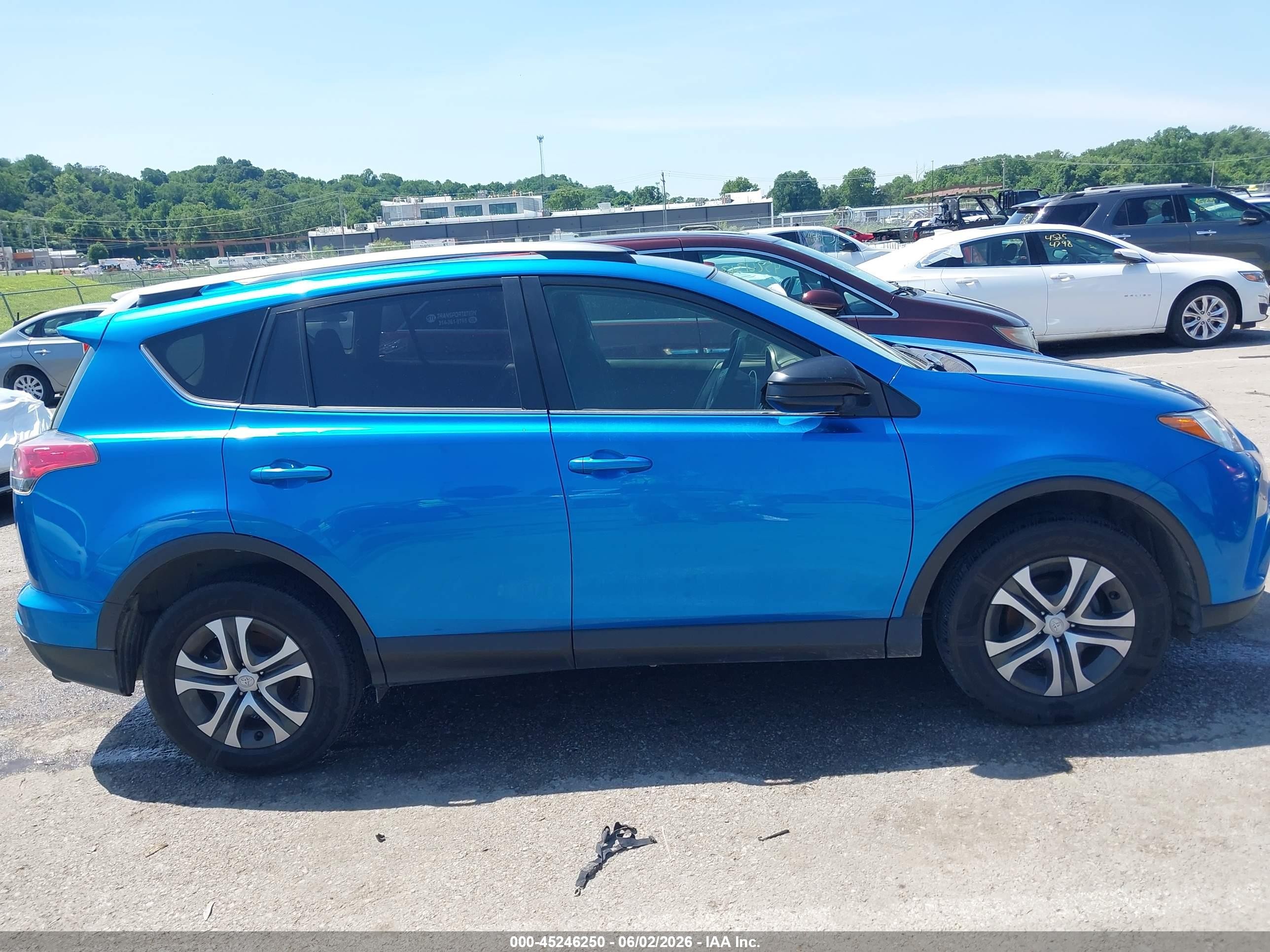 2018 Toyota Rav4 Le Синий vin: JTMBFREV7JJ187393
