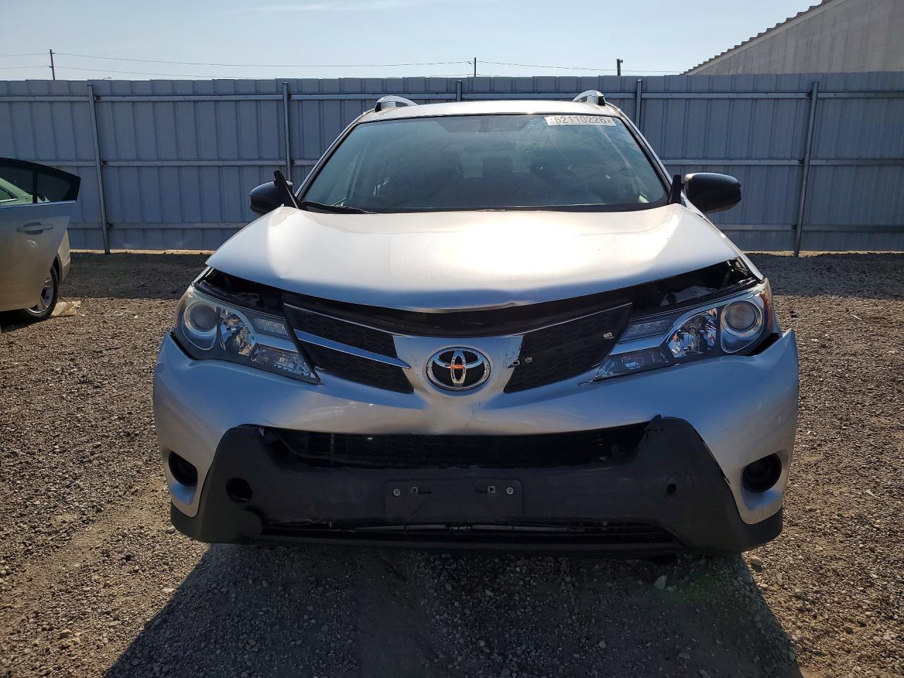 2015 Toyota Rav4 Le Silver vin: JTMBFREV8FD099751