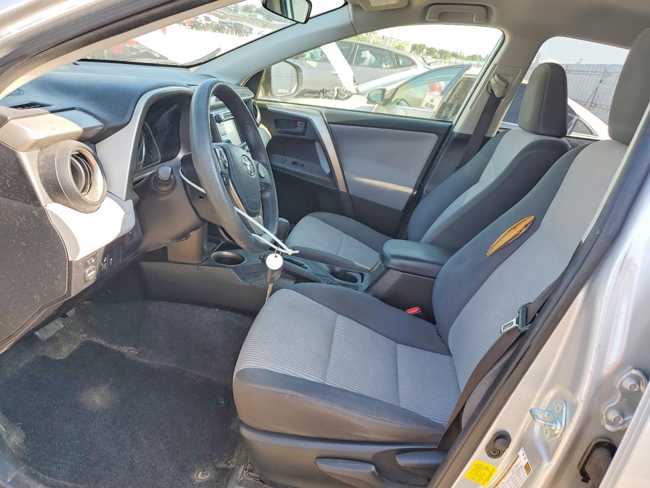2015 Toyota Rav4 Le Silver vin: JTMBFREV8FD099751