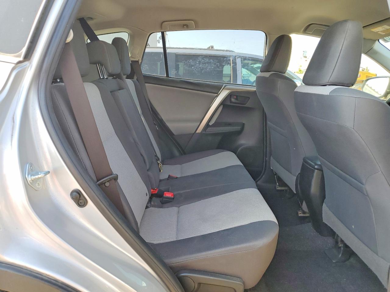 2015 Toyota Rav4 Le Silver vin: JTMBFREV8FD099751