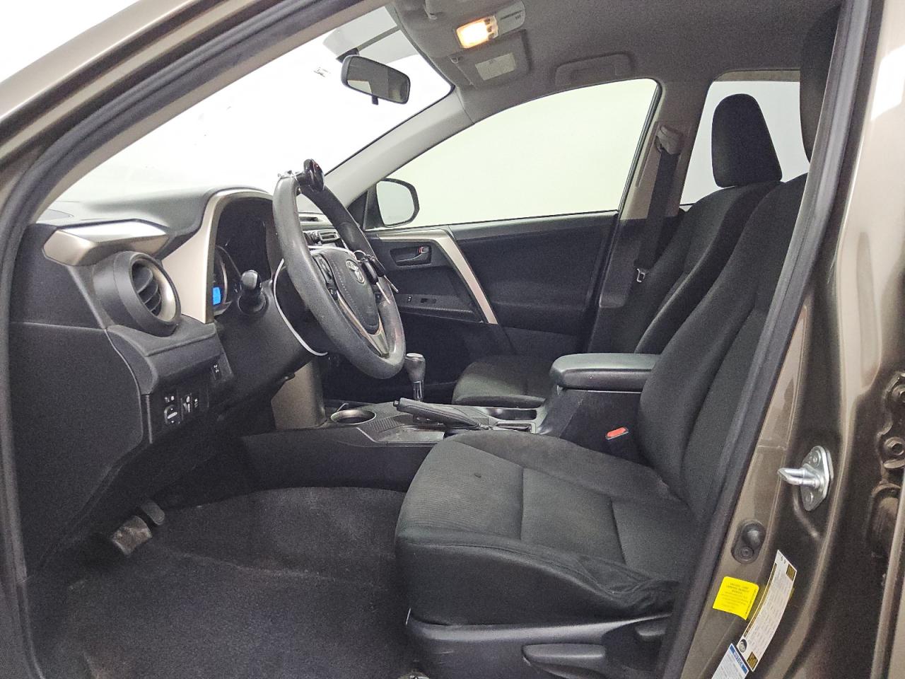 2015 Toyota Rav4 Le Beige vin: JTMBFREV8FD151301 Damage: Left Front Seat Cushion, Worn, Replacement Required