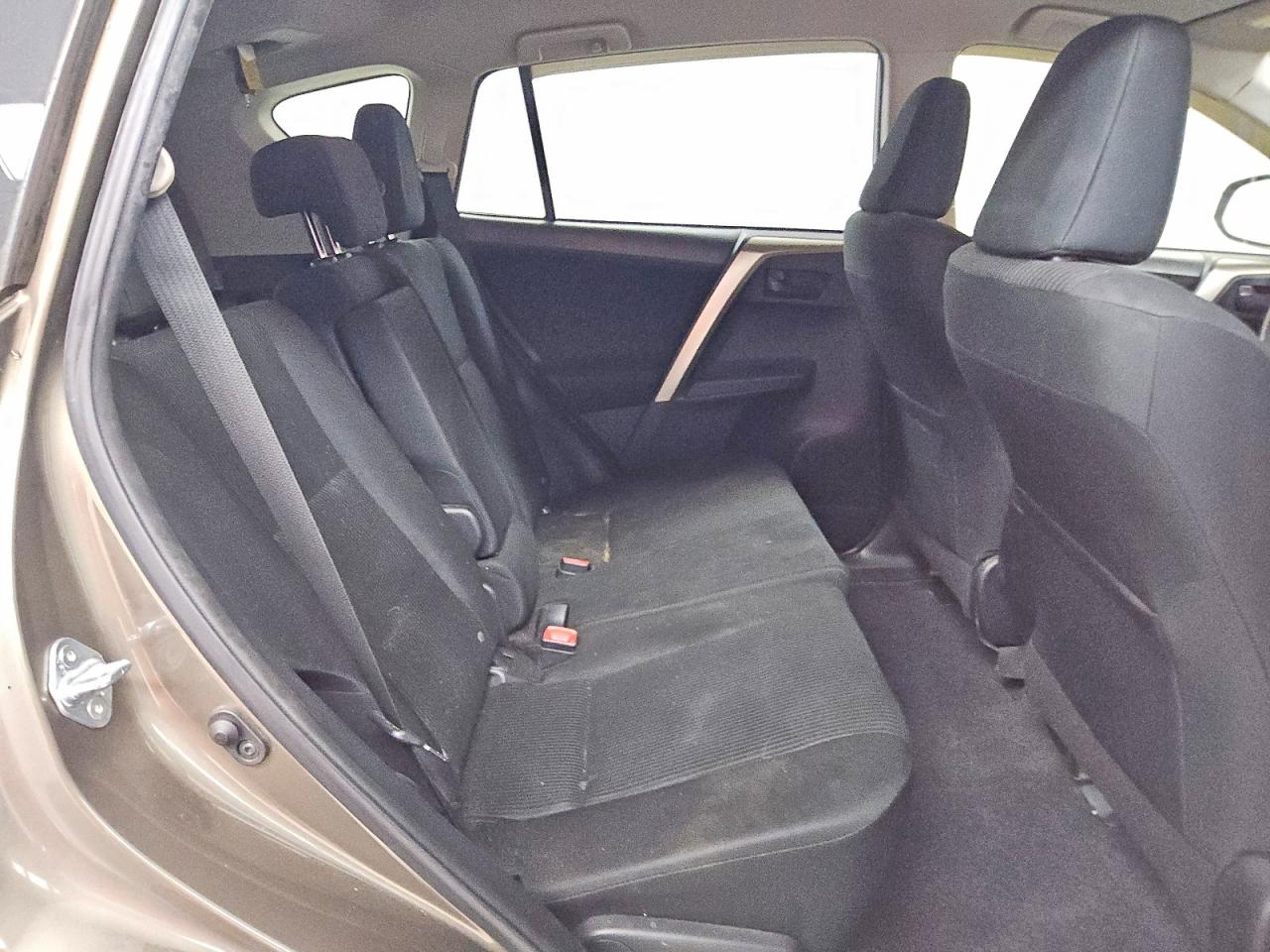 2015 Toyota Rav4 Le Beige vin: JTMBFREV8FD151301