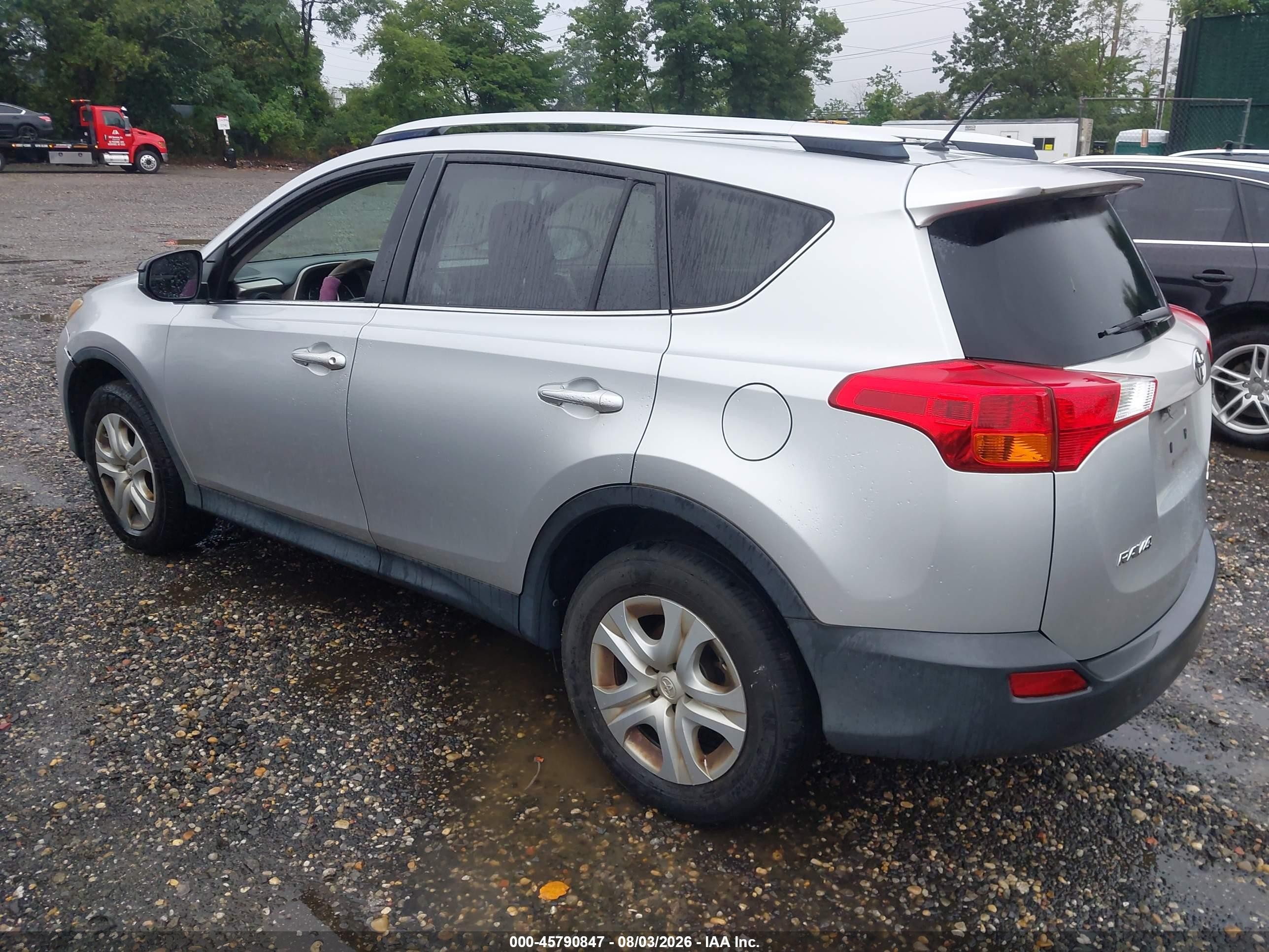 2015 Toyota Rav4 Le Silver vin: JTMBFREV8FD155798