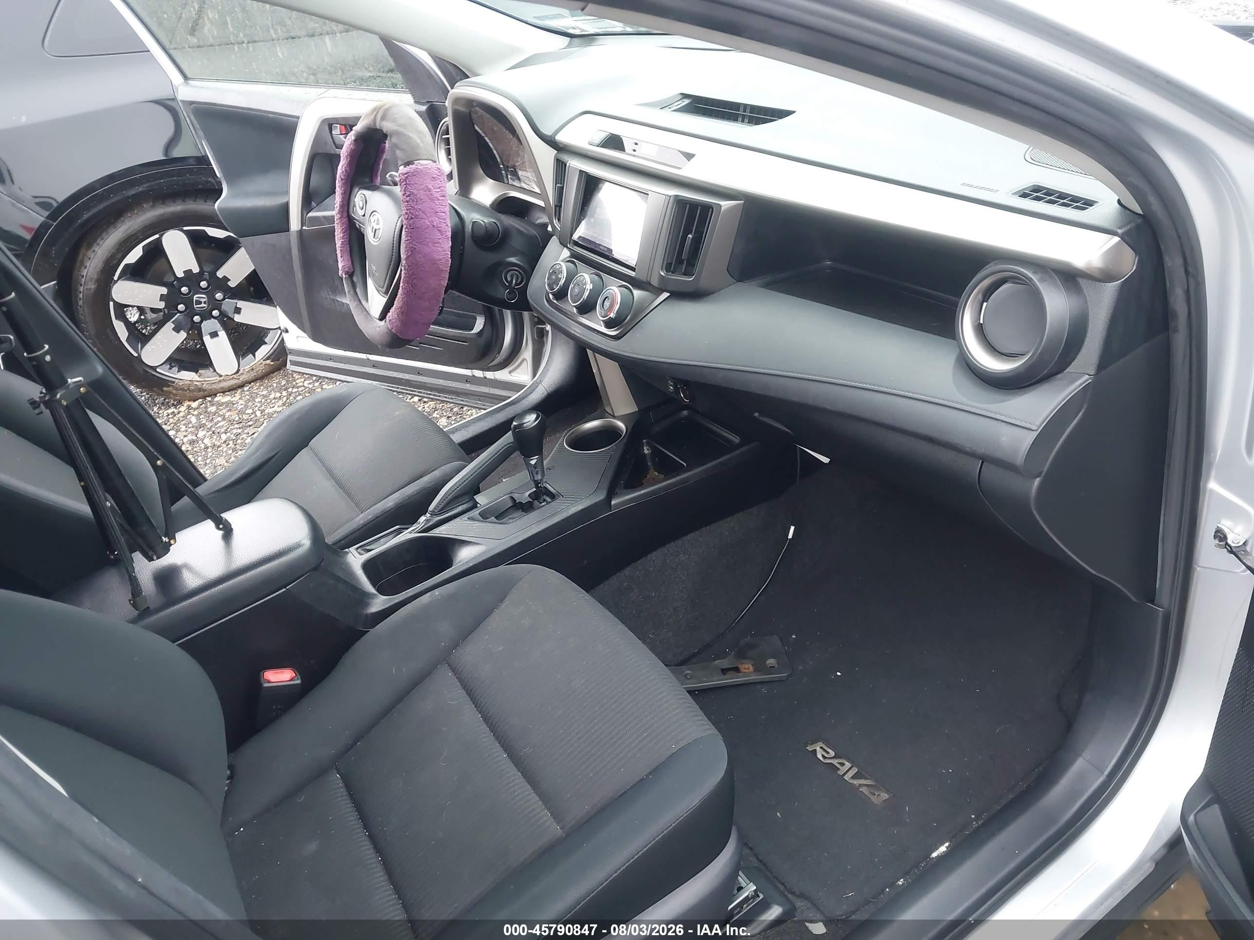 2015 Toyota Rav4 Le Silver vin: JTMBFREV8FD155798