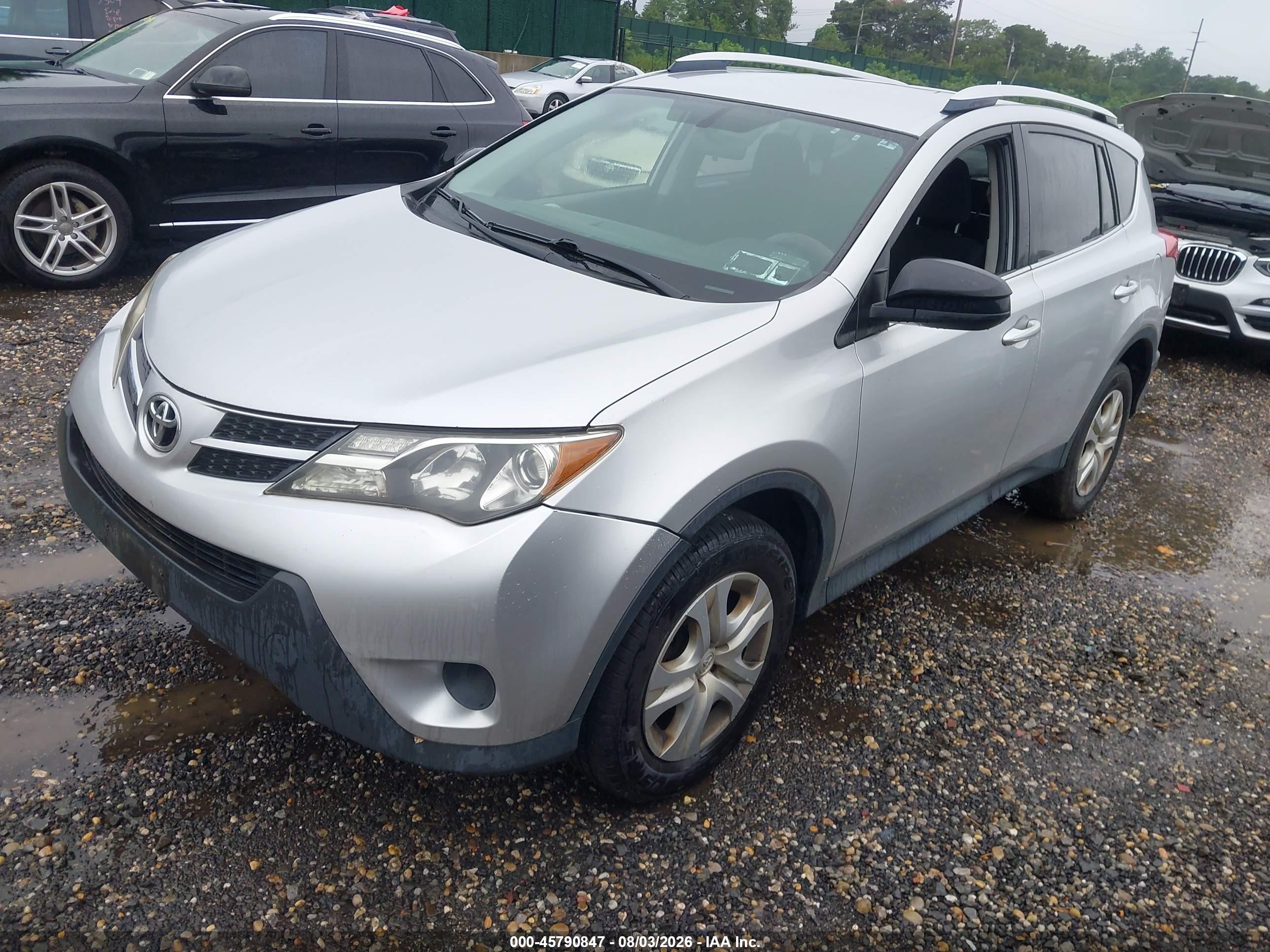 2015 Toyota Rav4 Le Silver vin: JTMBFREV8FD155798