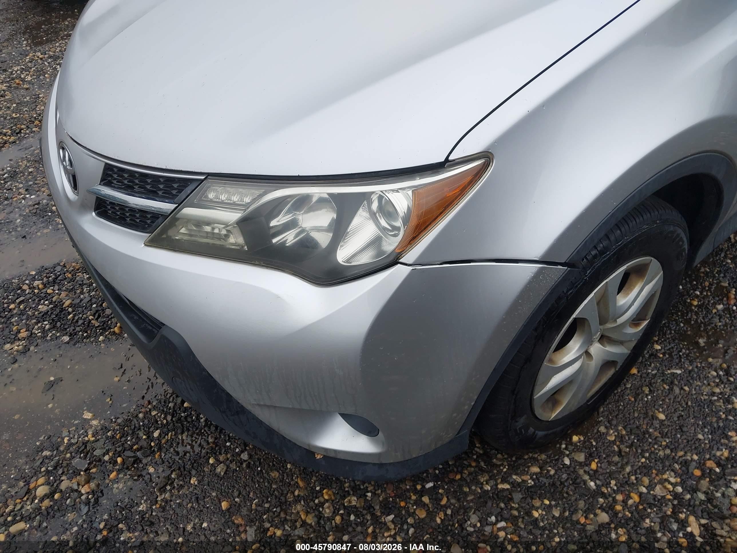 2015 Toyota Rav4 Le Silver vin: JTMBFREV8FD155798