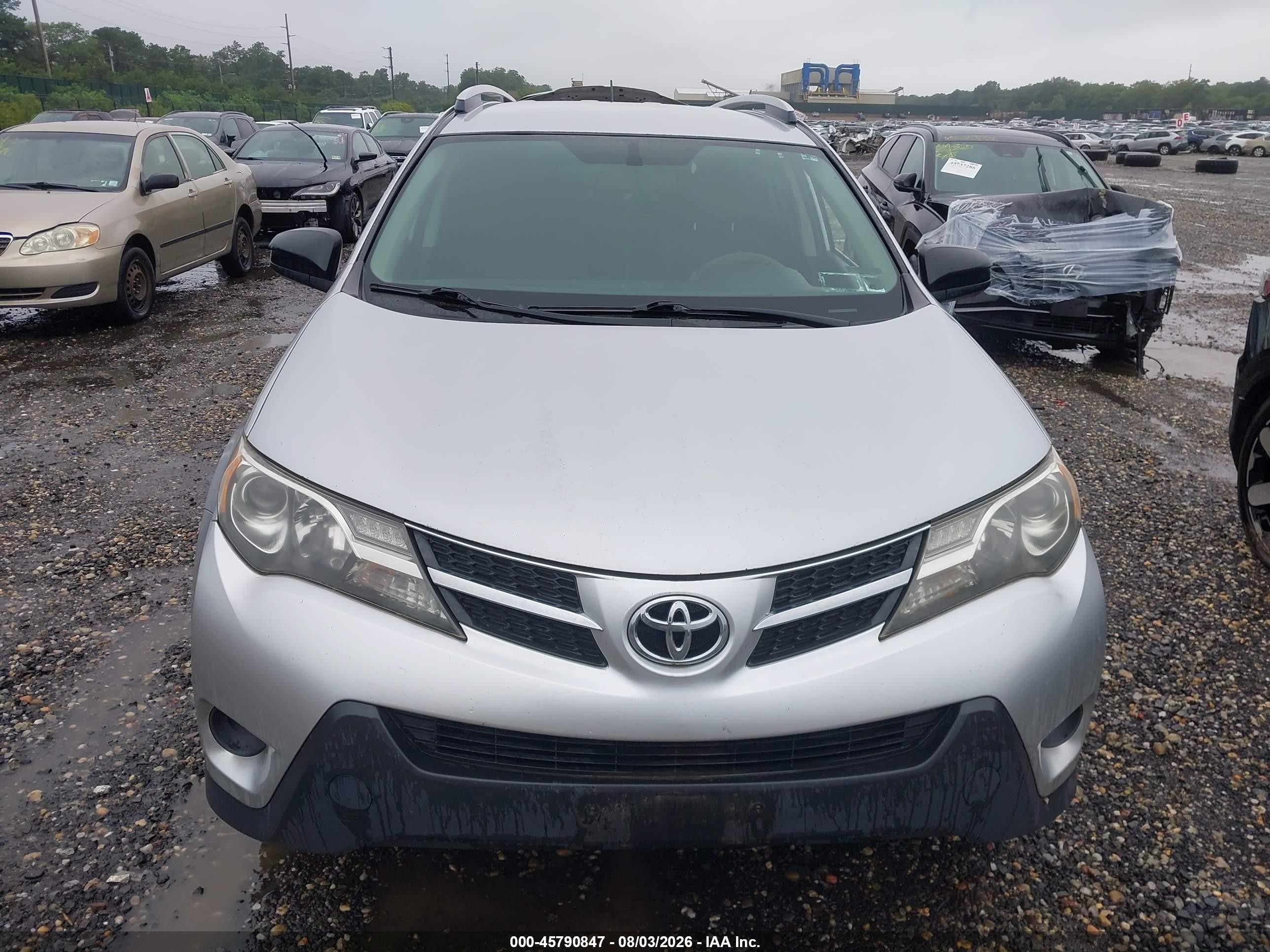 2015 Toyota Rav4 Le Silver vin: JTMBFREV8FD155798