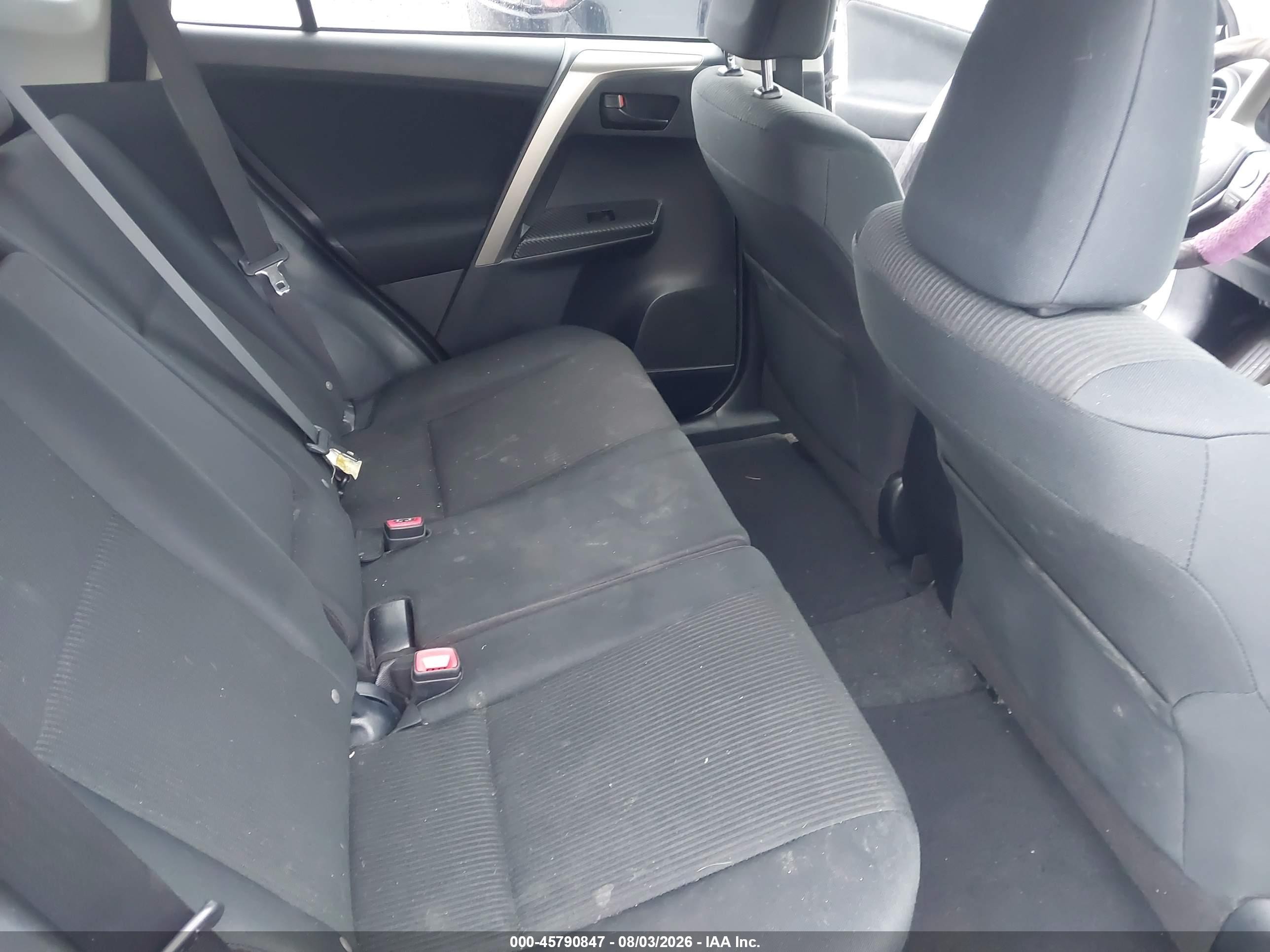 2015 Toyota Rav4 Le Silver vin: JTMBFREV8FD155798