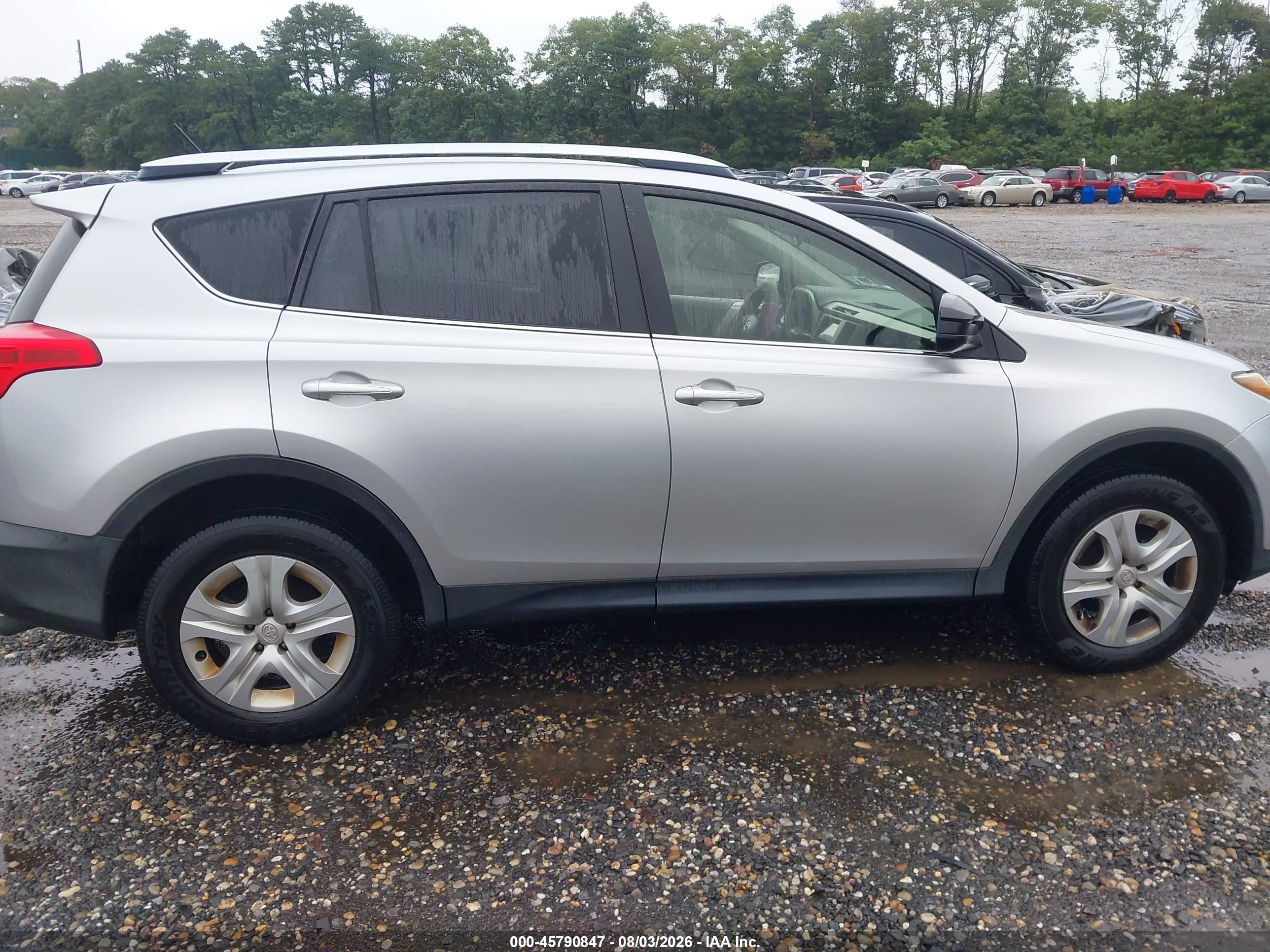 2015 Toyota Rav4 Le Silver vin: JTMBFREV8FD155798