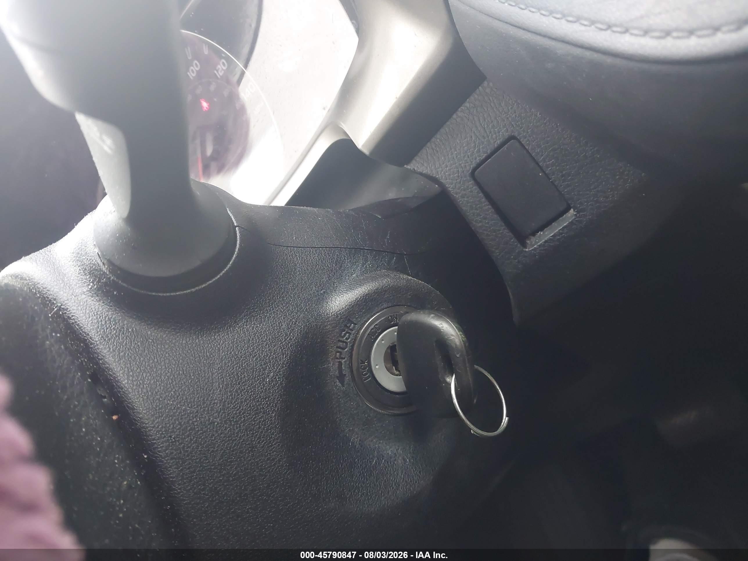 2015 Toyota Rav4 Le Silver vin: JTMBFREV8FD155798