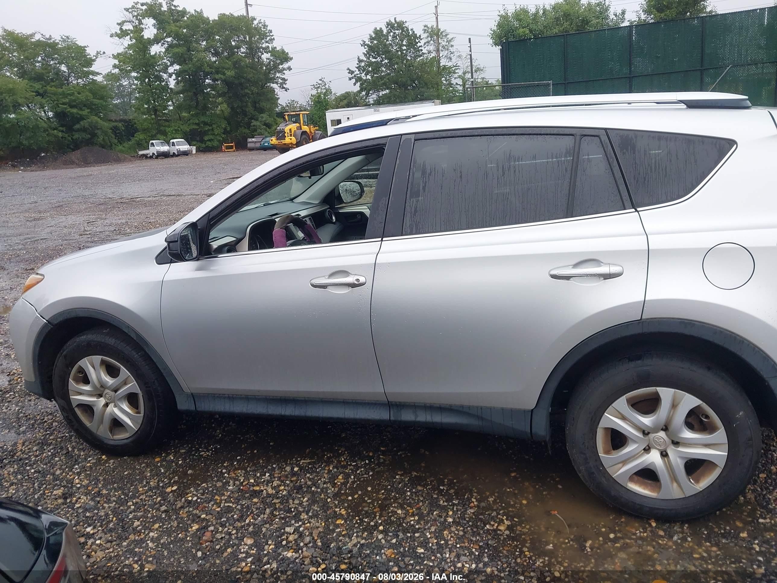 2015 Toyota Rav4 Le Silver vin: JTMBFREV8FD155798