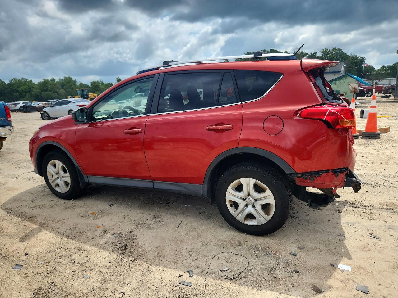 2015 Toyota Rav4 Le Red vin: JTMBFREV8FJ027529
