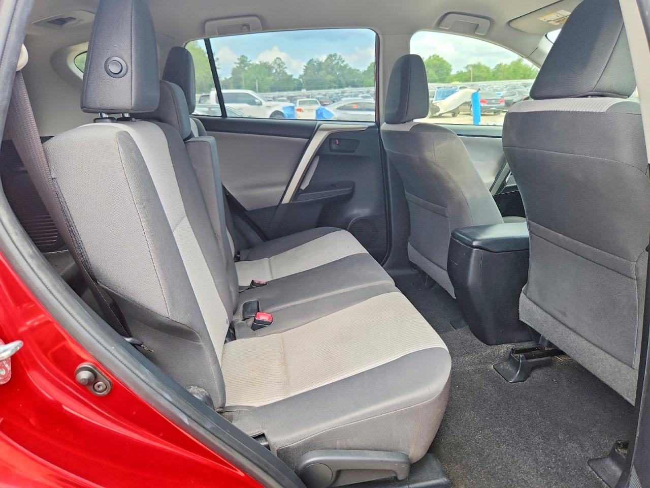 2015 Toyota Rav4 Le Red vin: JTMBFREV8FJ027529