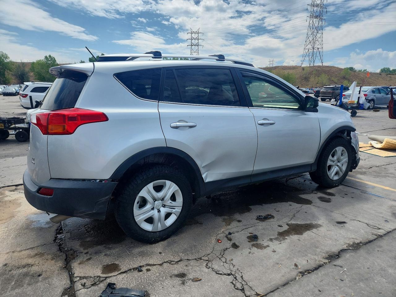 2015 Toyota Rav4 Le Silver vin: JTMBFREV8FJ033864