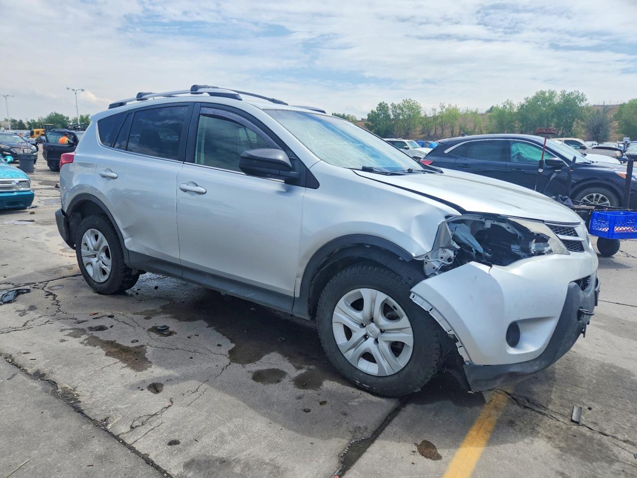 2015 Toyota Rav4 Le Silver vin: JTMBFREV8FJ033864