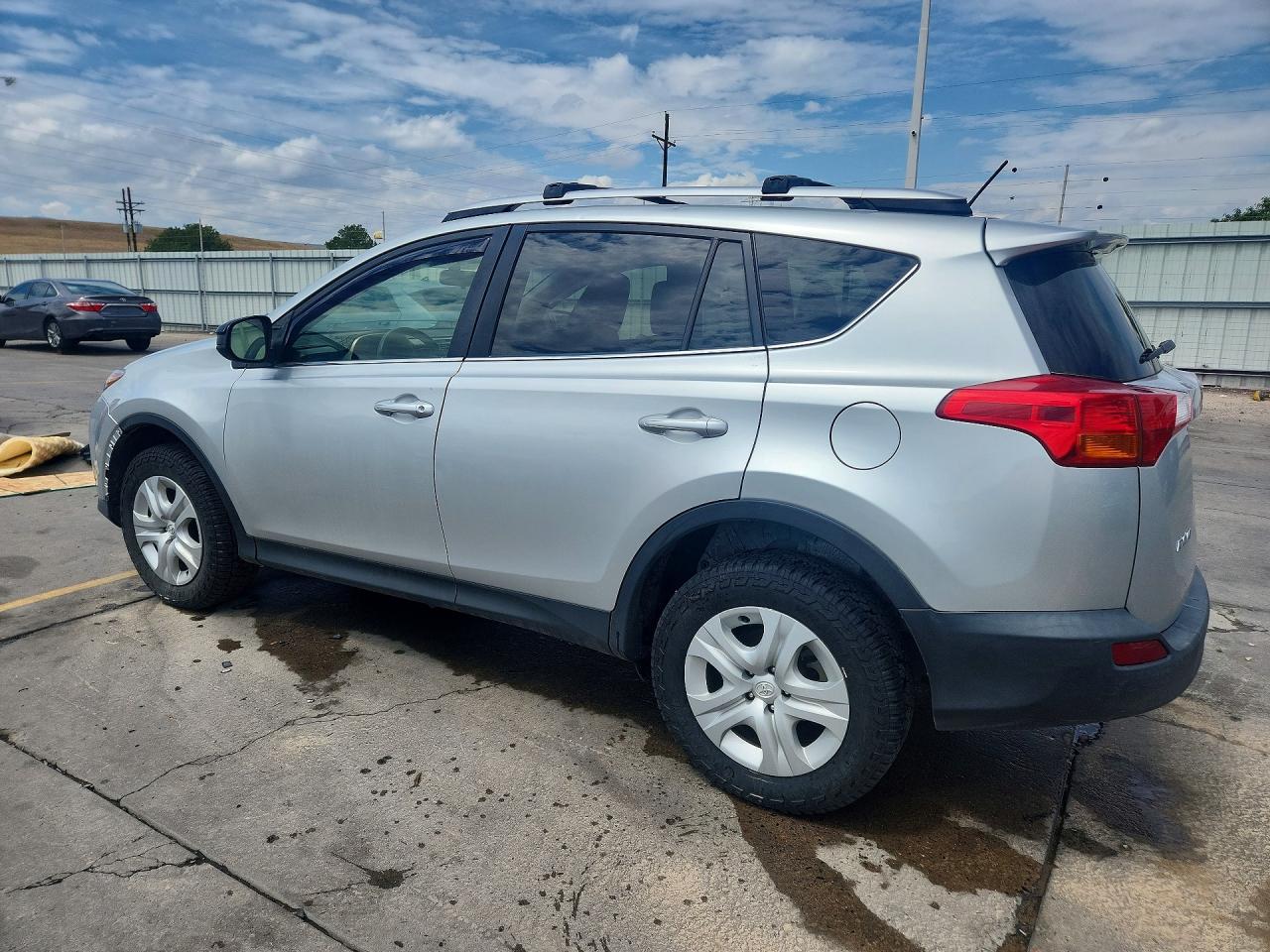 2015 Toyota Rav4 Le Silver vin: JTMBFREV8FJ033864