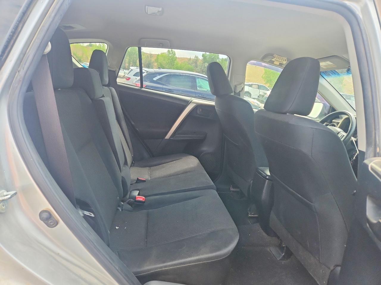 2015 Toyota Rav4 Le Silver vin: JTMBFREV8FJ033864