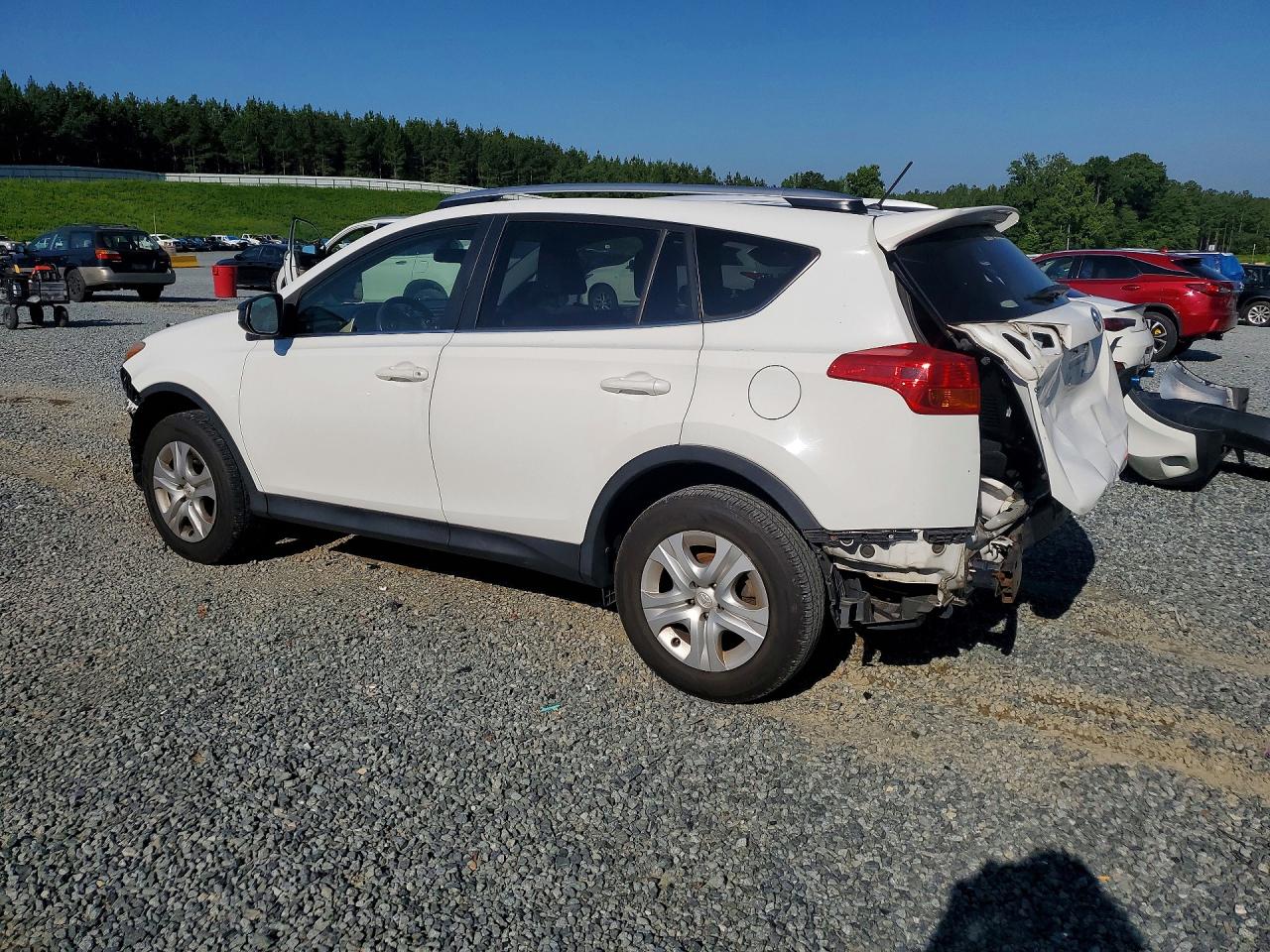 2015 Toyota Rav4 Le White vin: JTMBFREV8FJ037185