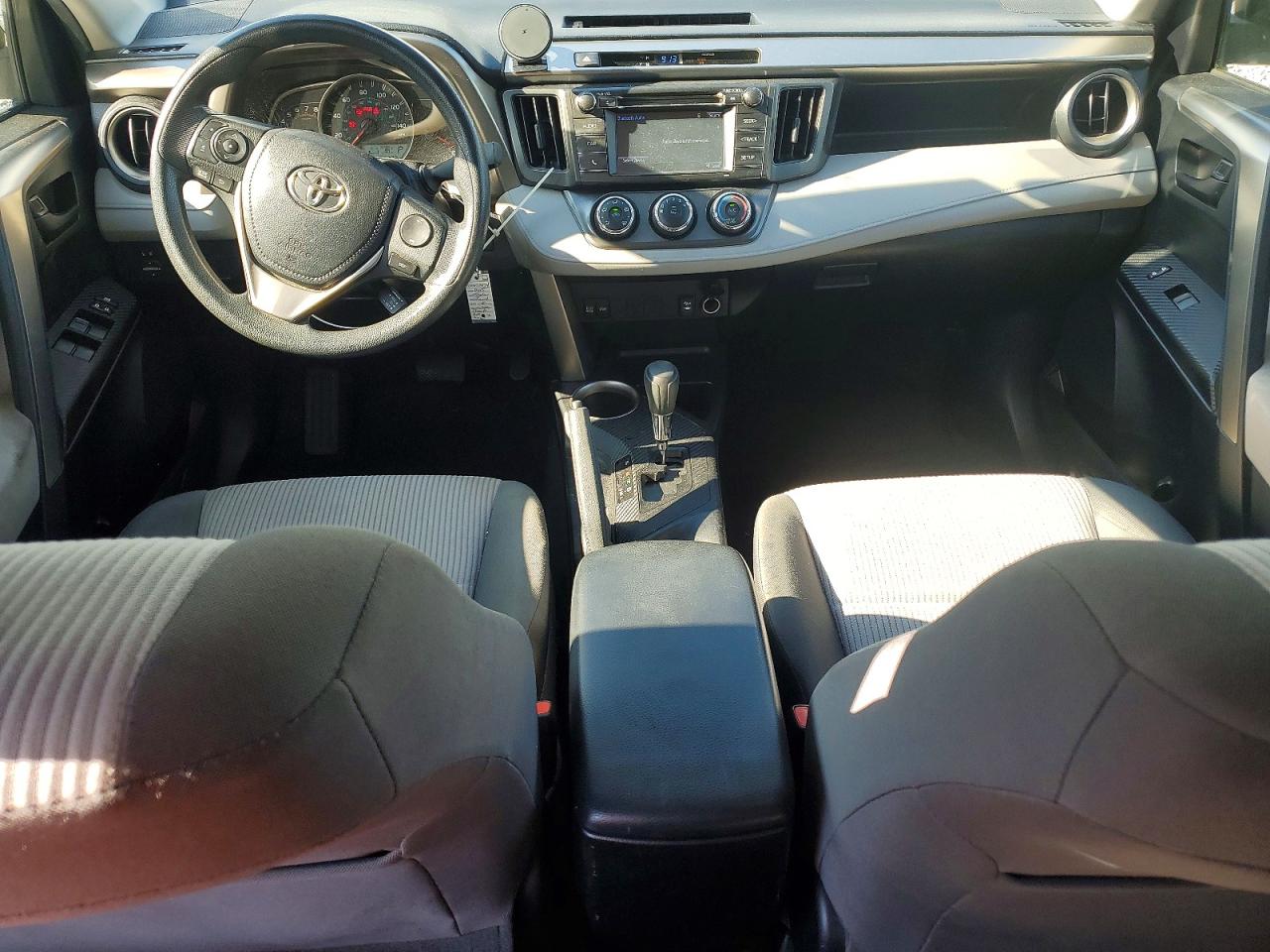 2015 Toyota Rav4 Le White vin: JTMBFREV8FJ037185