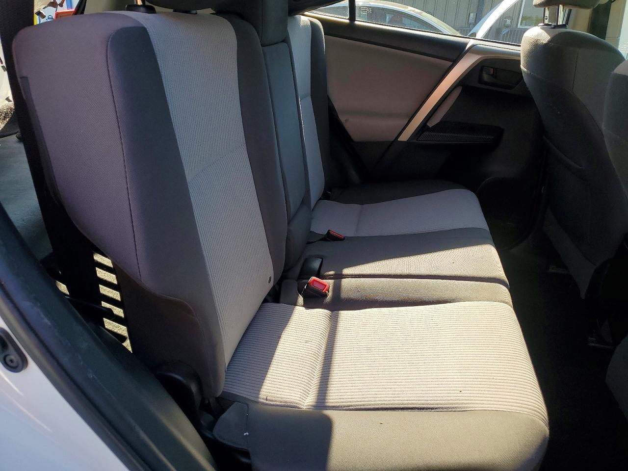 2015 Toyota Rav4 Le White vin: JTMBFREV8FJ037185