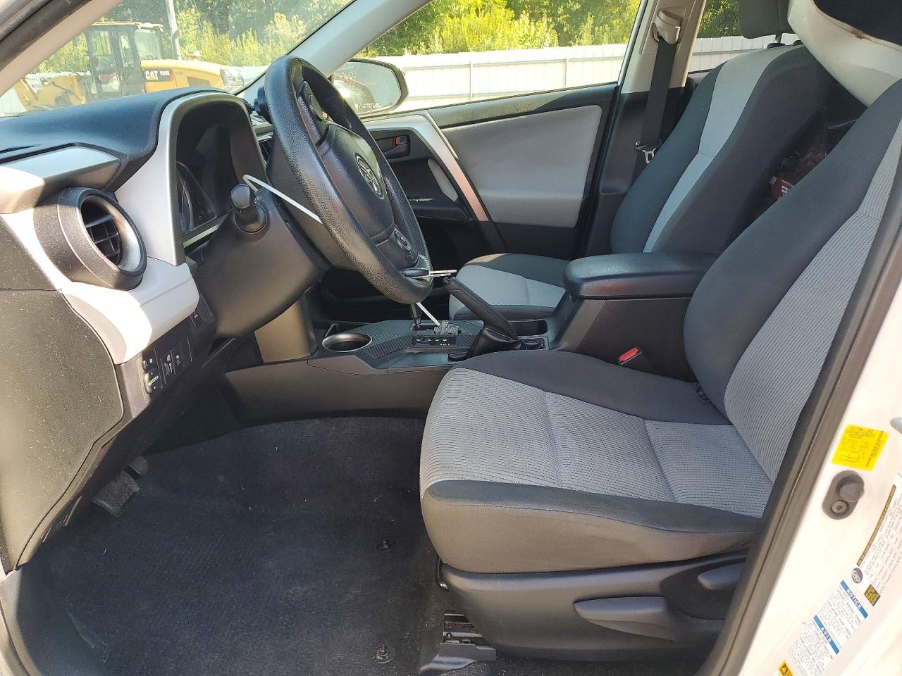 2015 Toyota Rav4 Le White vin: JTMBFREV8FJ037185
