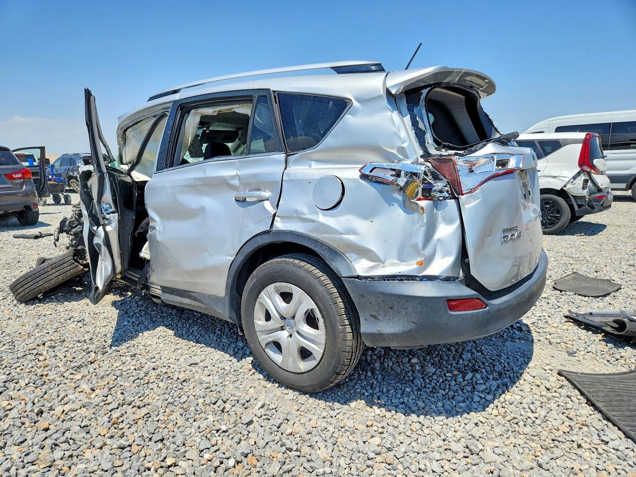 2015 Toyota Rav4 Le Silver vin: JTMBFREV8FJ050518
