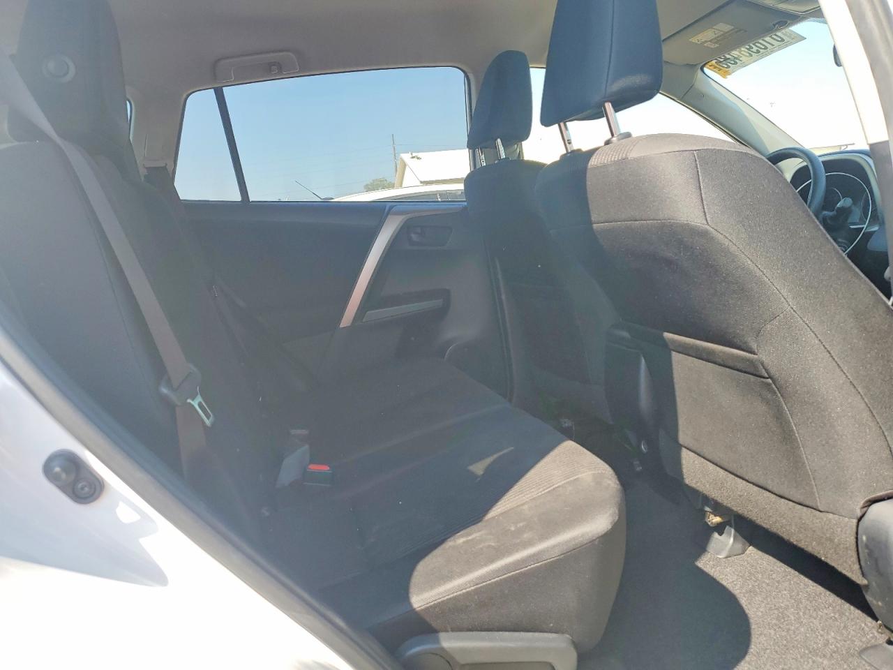 2017 Toyota Rav4 Le White vin: JTMBFREV8HD202198