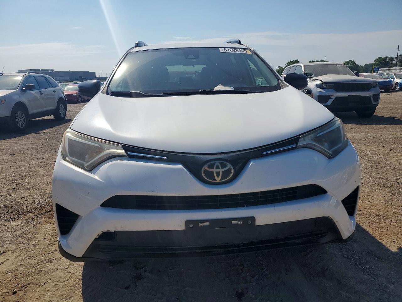 2017 Toyota Rav4 Le White vin: JTMBFREV8HD202198