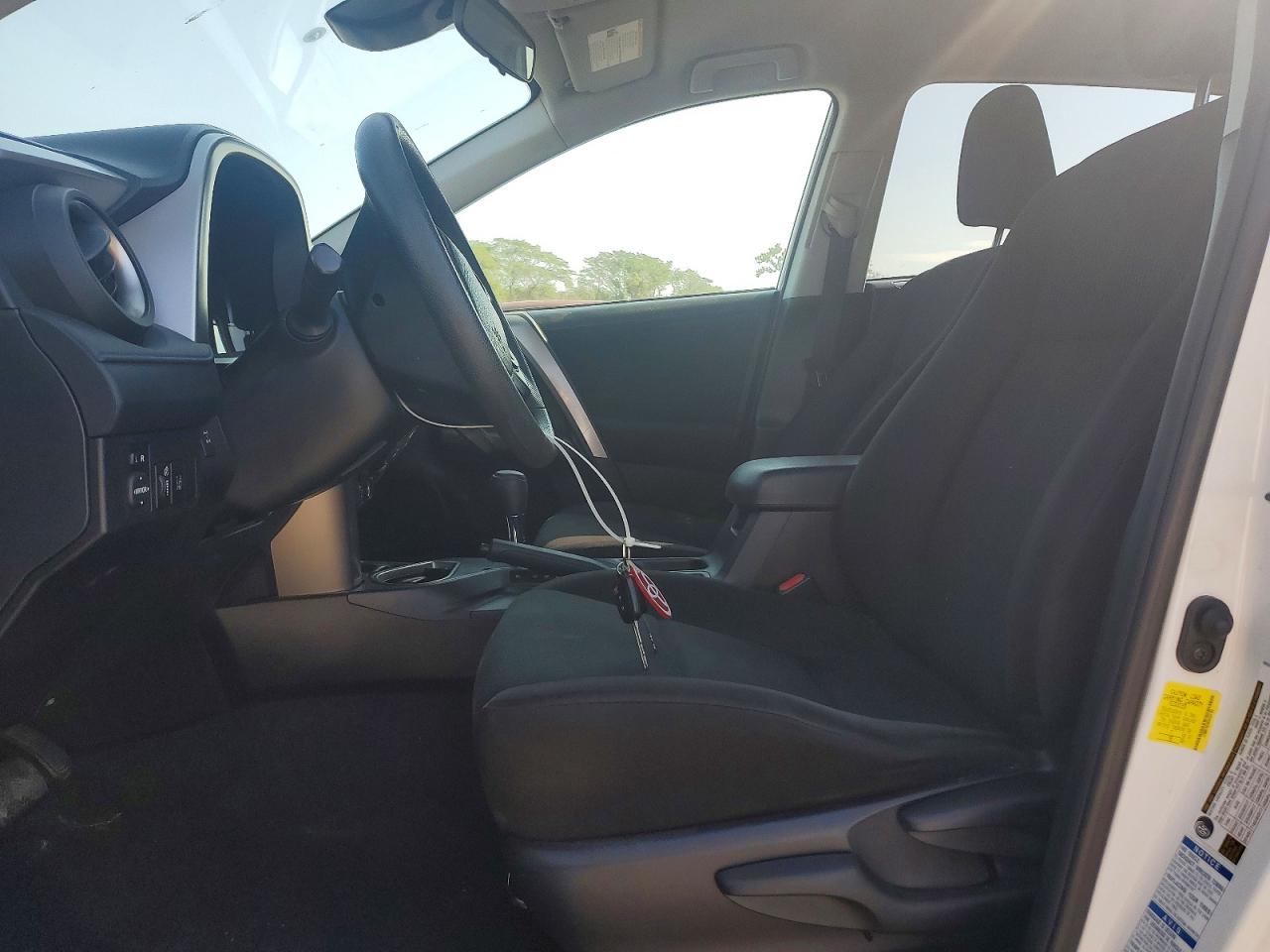 2017 Toyota Rav4 Le White vin: JTMBFREV8HD202198