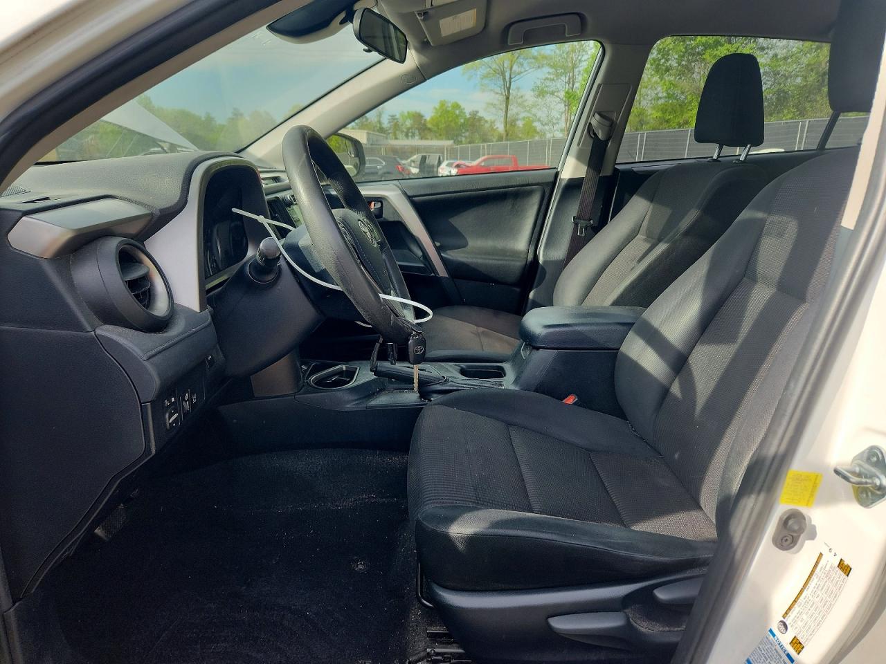 2017 Toyota Rav4 Le White vin: JTMBFREV8HD204419