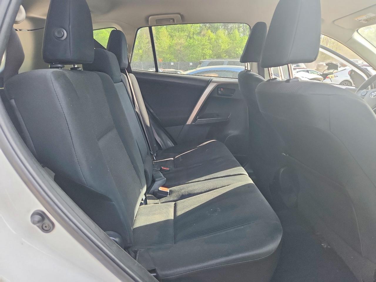 2017 Toyota Rav4 Le White vin: JTMBFREV8HD204419