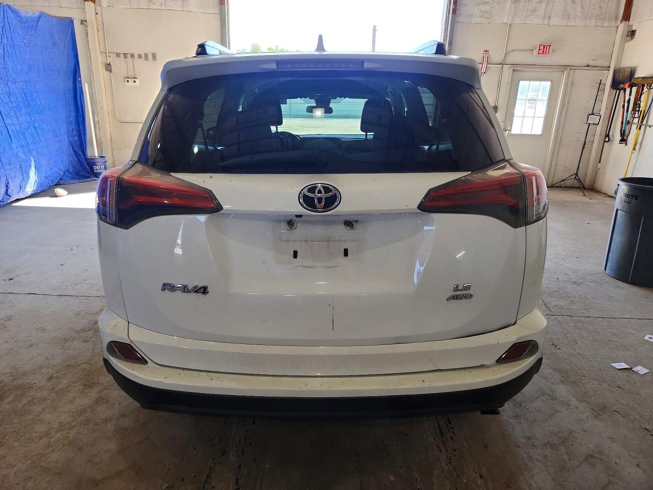 2017 Toyota Rav4 Le White vin: JTMBFREV8HJ104810