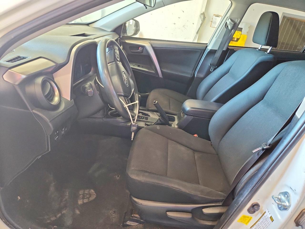 2017 Toyota Rav4 Le White vin: JTMBFREV8HJ104810