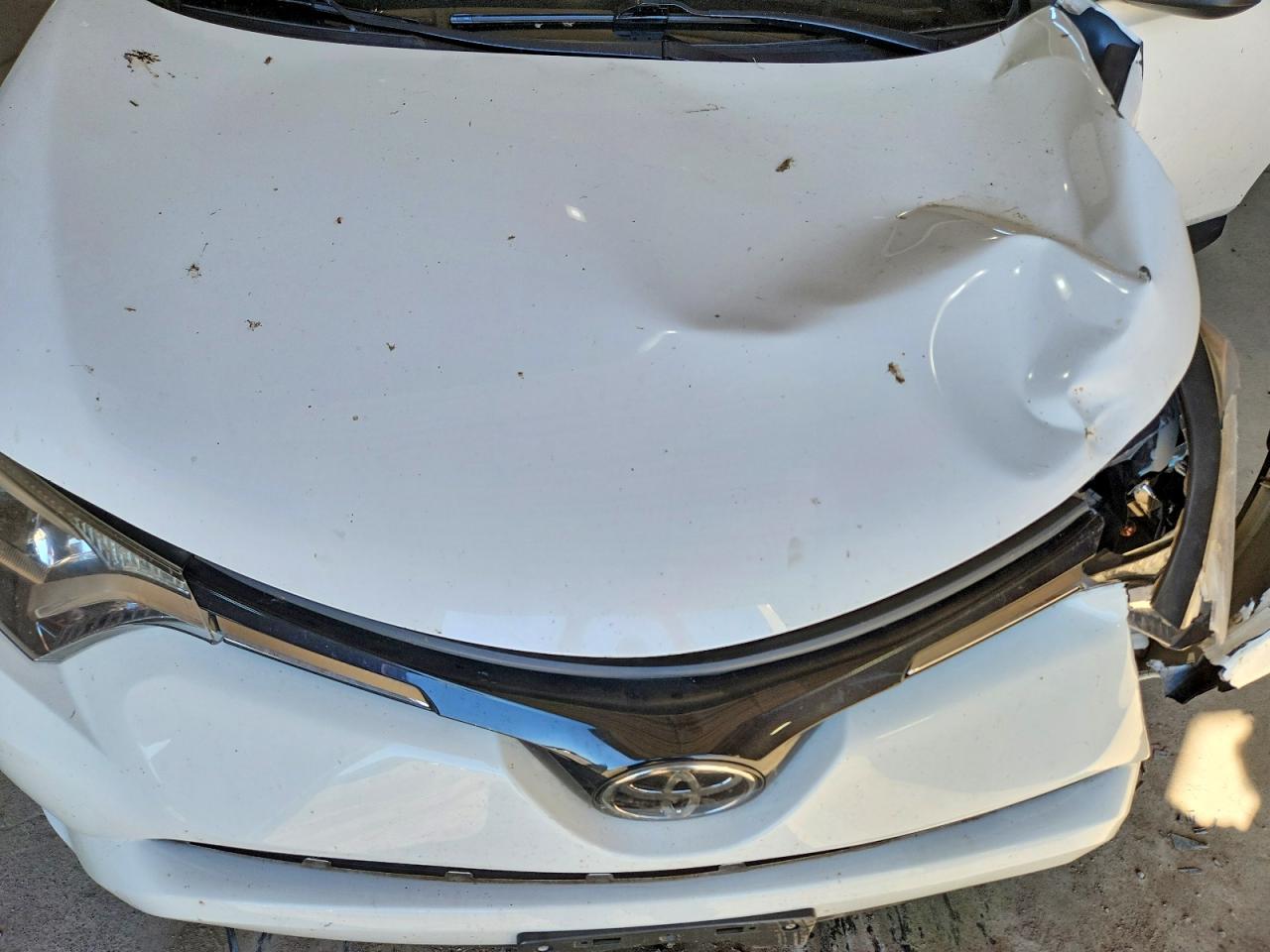 2017 Toyota Rav4 Le White vin: JTMBFREV8HJ104810