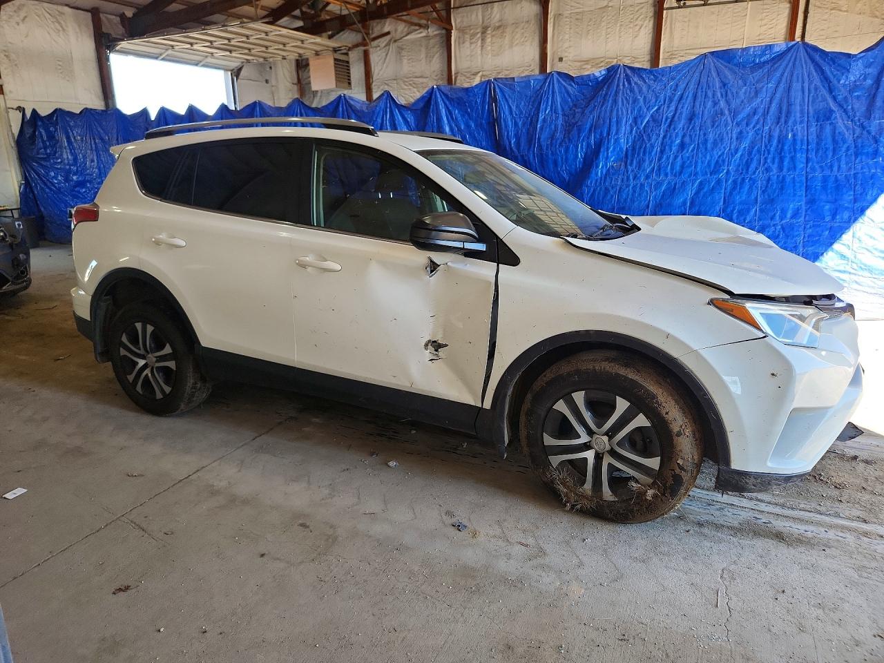 2017 Toyota Rav4 Le White vin: JTMBFREV8HJ104810