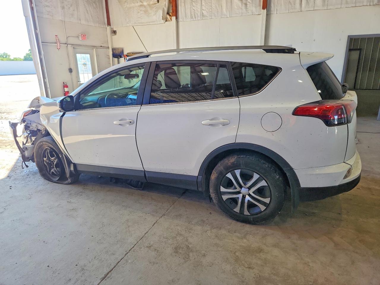 2017 Toyota Rav4 Le White vin: JTMBFREV8HJ104810