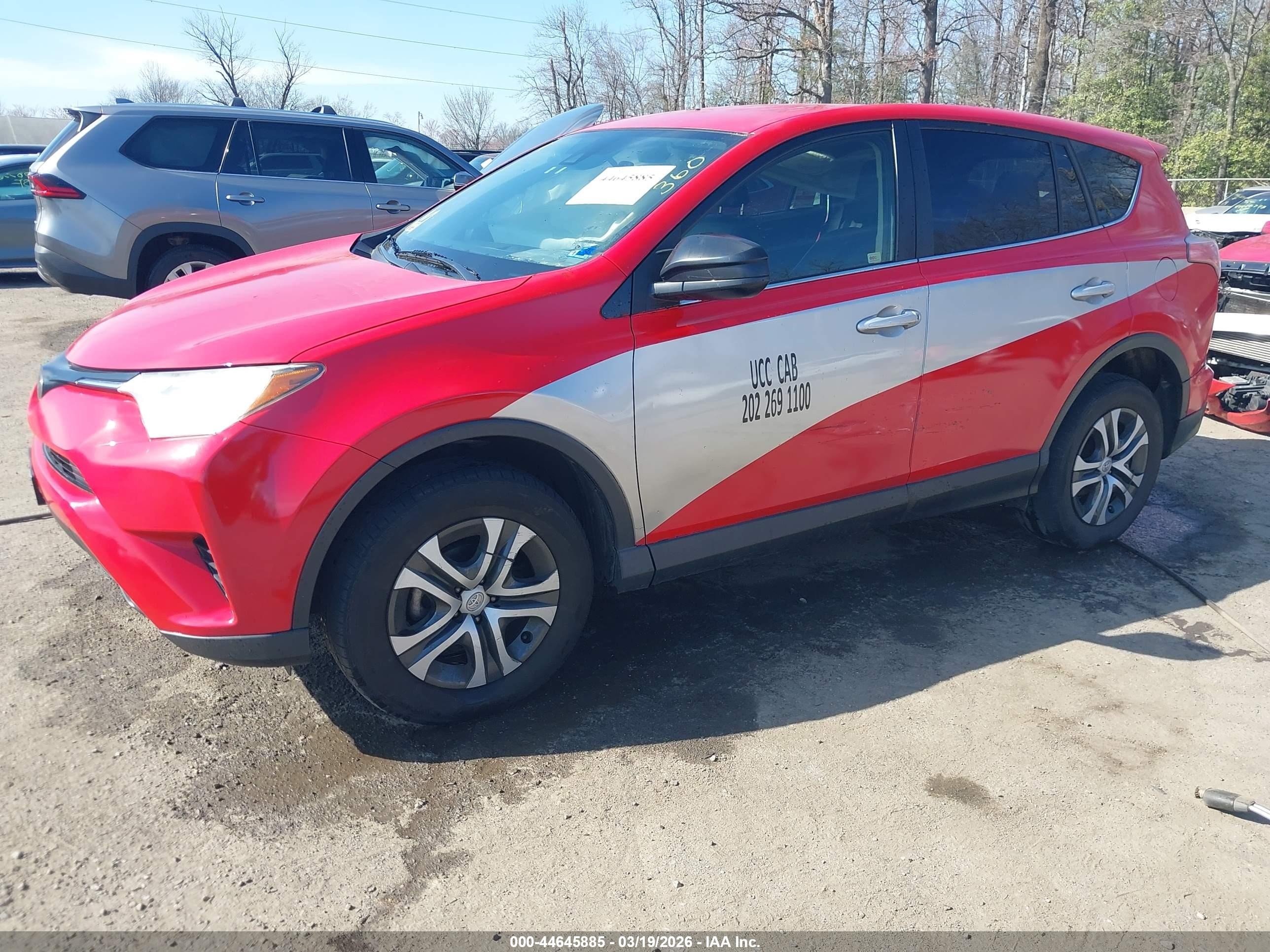 2018 Toyota Rav4 Le Red vin: JTMBFREV8JJ256303