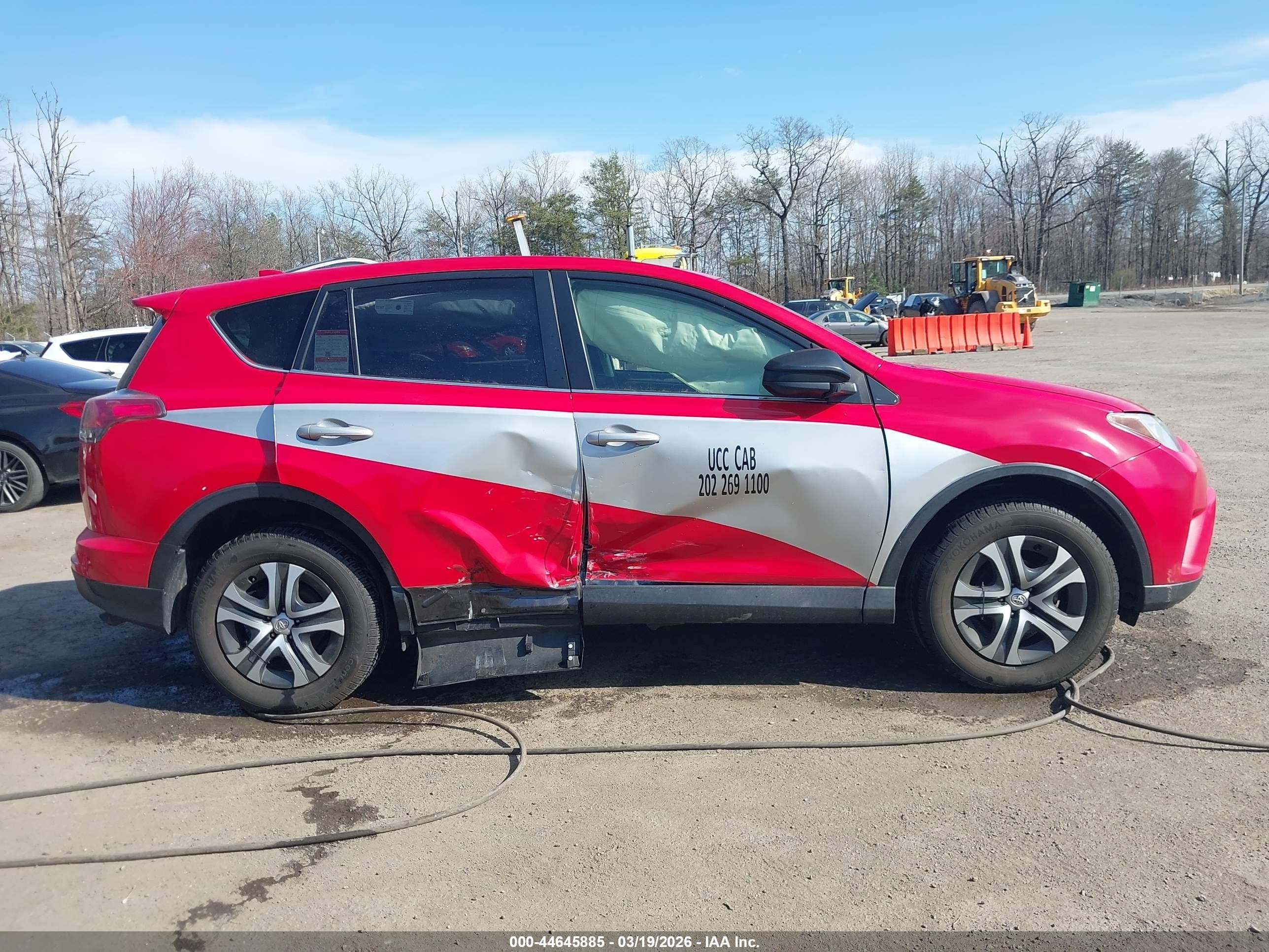 2018 Toyota Rav4 Le Red vin: JTMBFREV8JJ256303