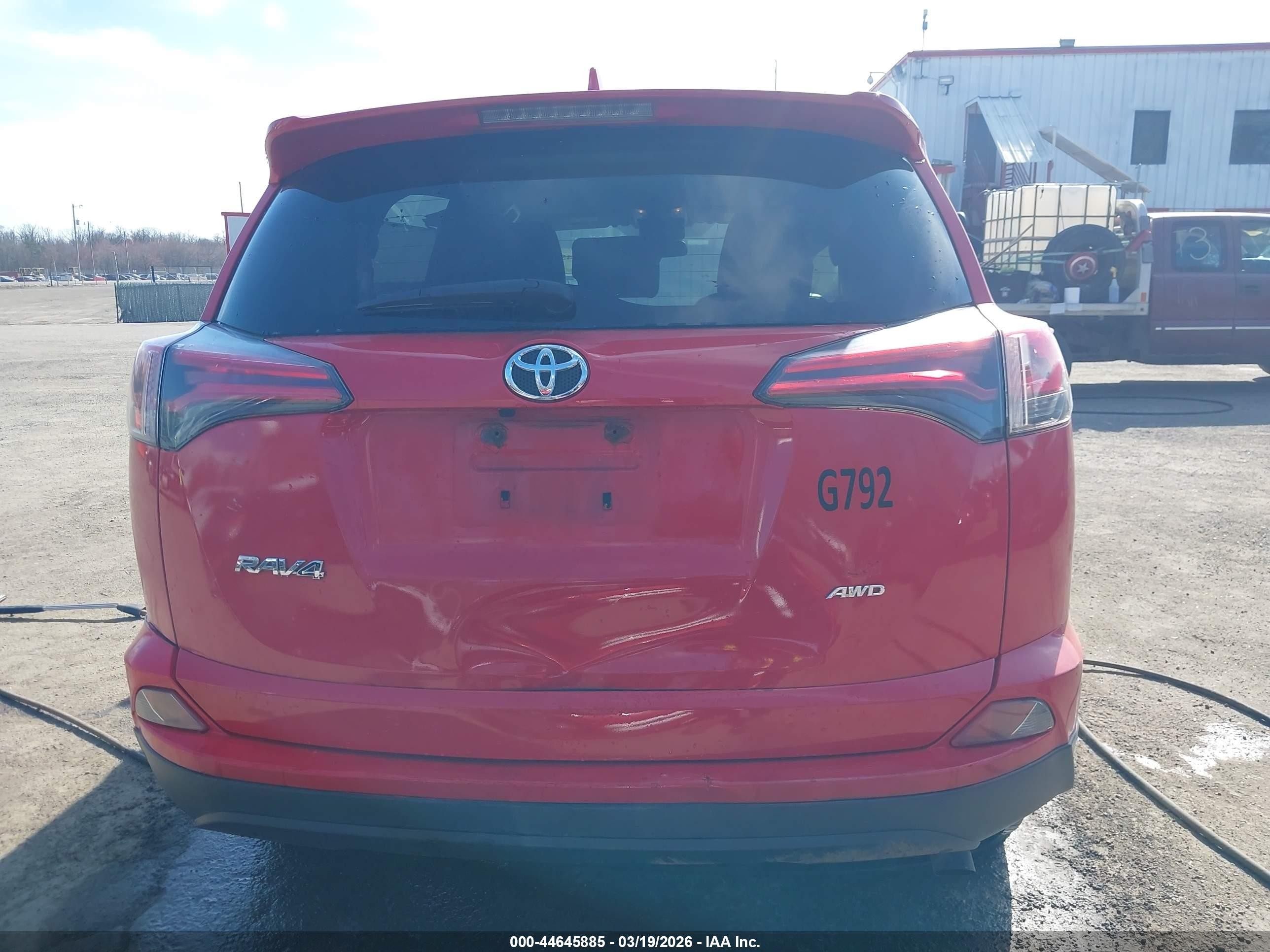 2018 Toyota Rav4 Le Red vin: JTMBFREV8JJ256303