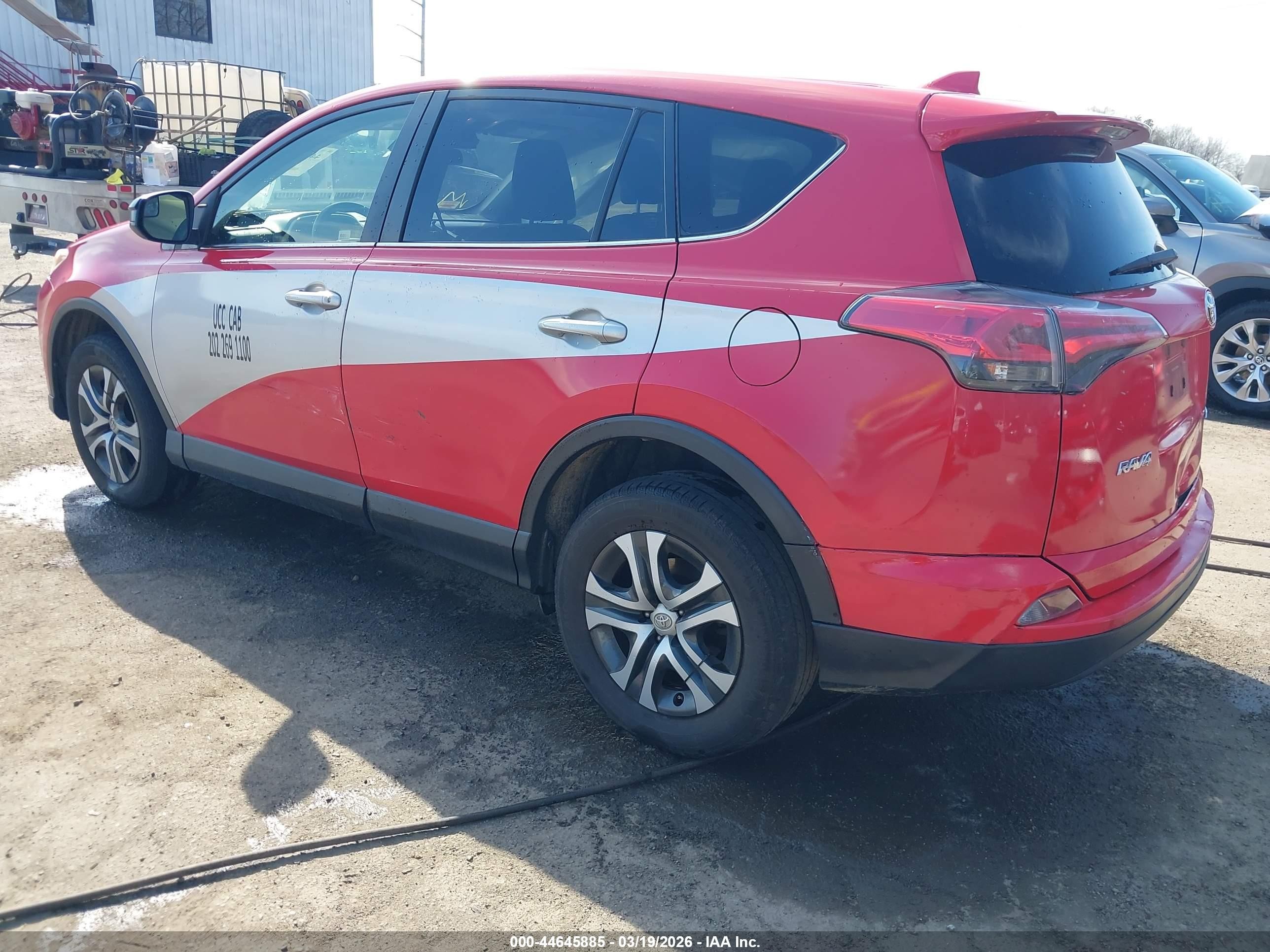 2018 Toyota Rav4 Le Red vin: JTMBFREV8JJ256303