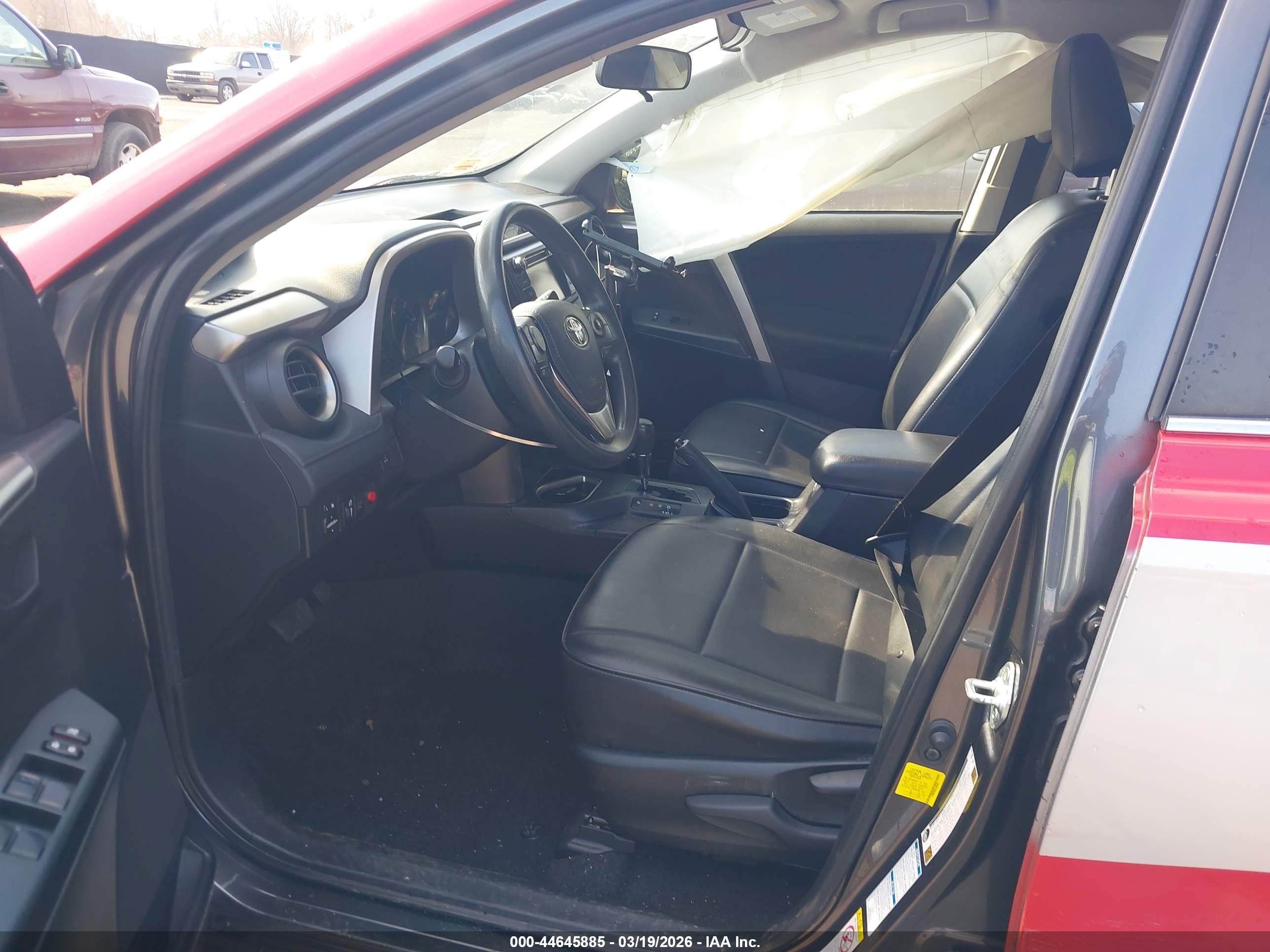 2018 Toyota Rav4 Le Red vin: JTMBFREV8JJ256303