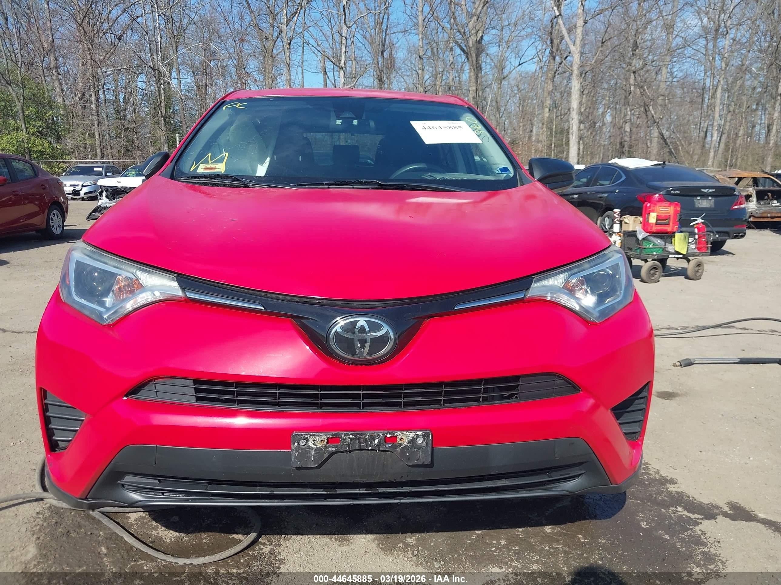 2018 Toyota Rav4 Le Red vin: JTMBFREV8JJ256303