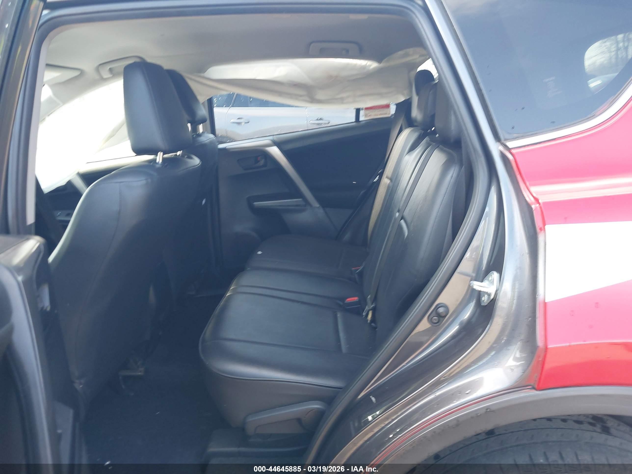 2018 Toyota Rav4 Le Red vin: JTMBFREV8JJ256303