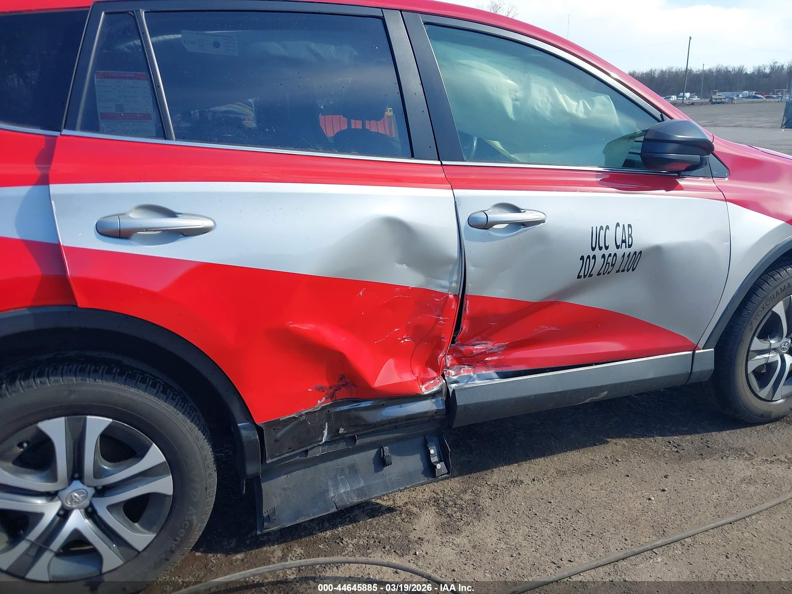 2018 Toyota Rav4 Le Red vin: JTMBFREV8JJ256303