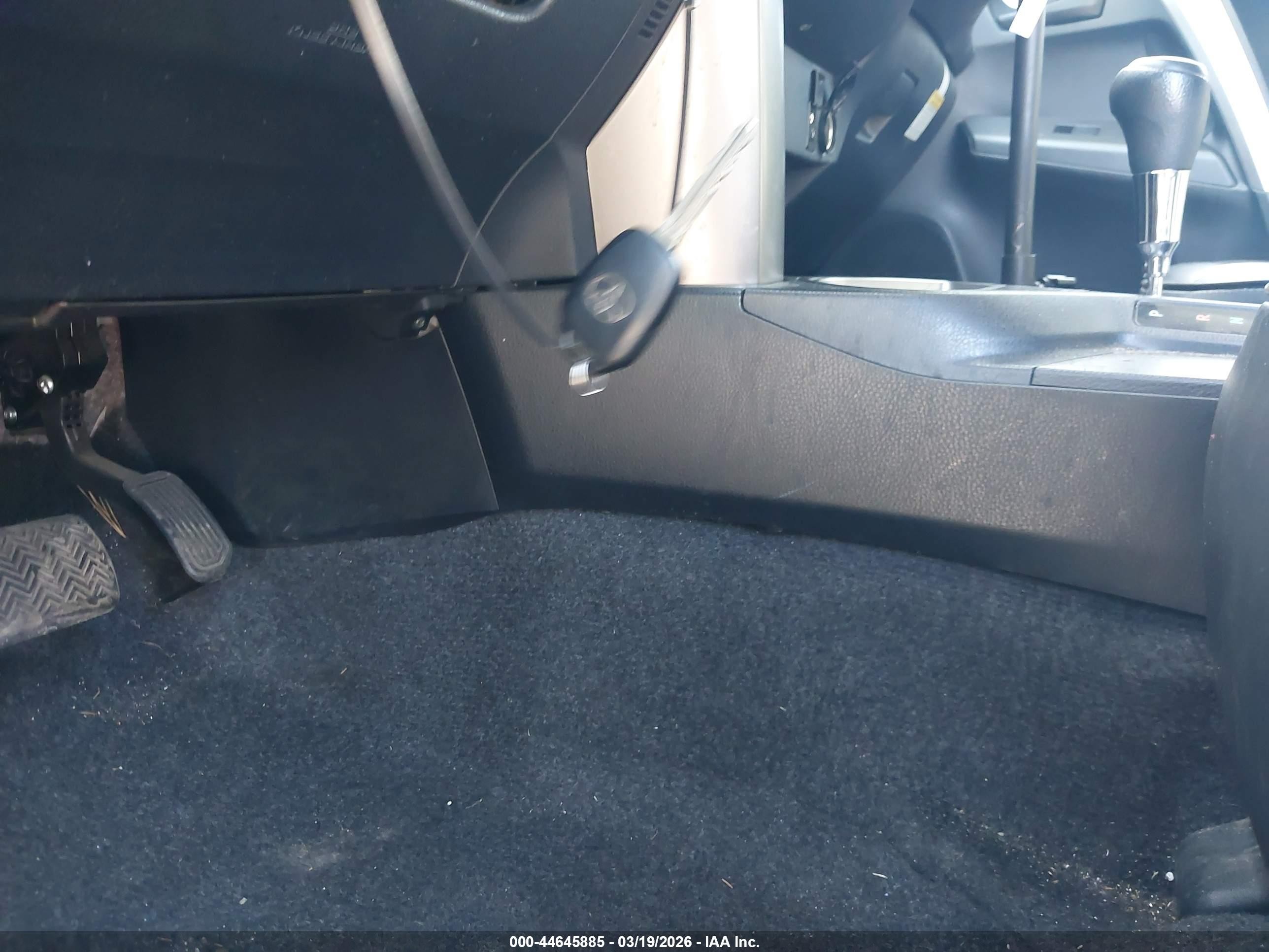 2018 Toyota Rav4 Le Red vin: JTMBFREV8JJ256303