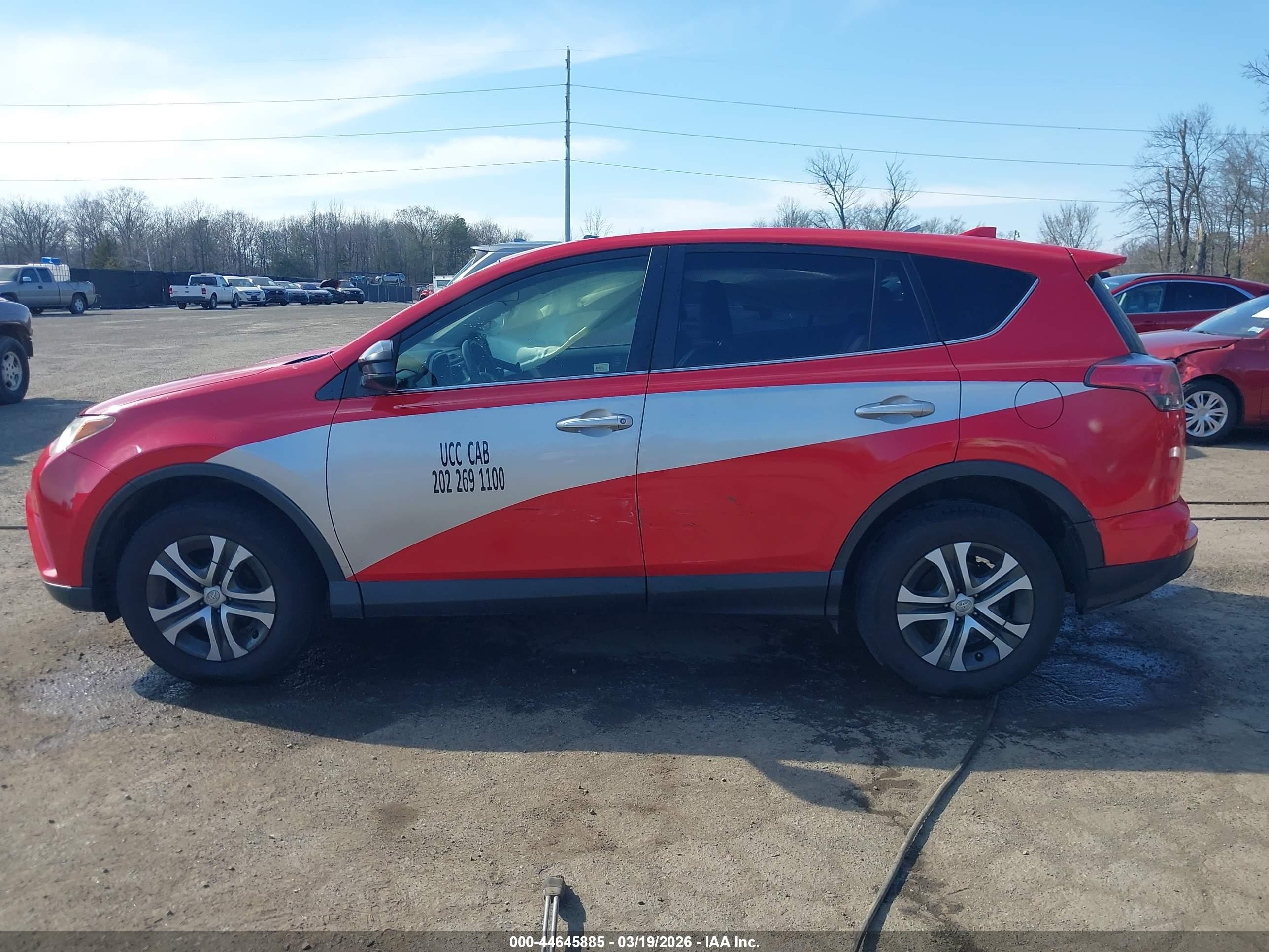 2018 Toyota Rav4 Le Red vin: JTMBFREV8JJ256303