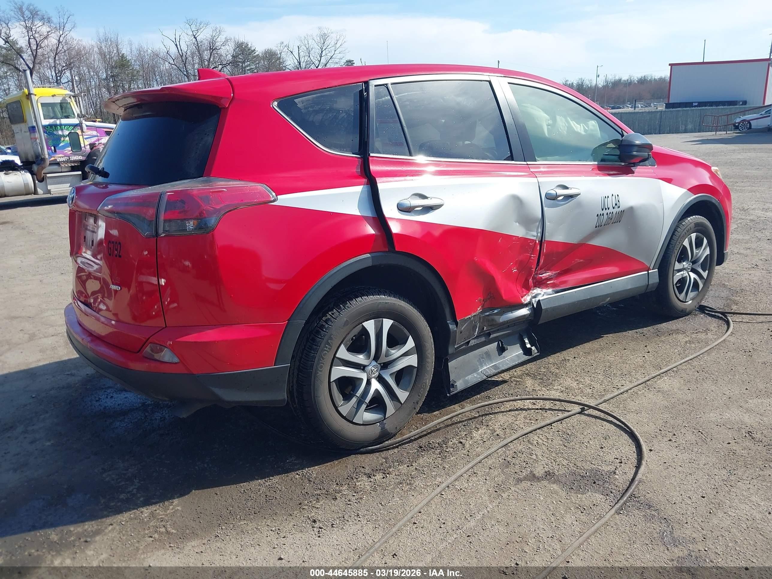 2018 Toyota Rav4 Le Red vin: JTMBFREV8JJ256303