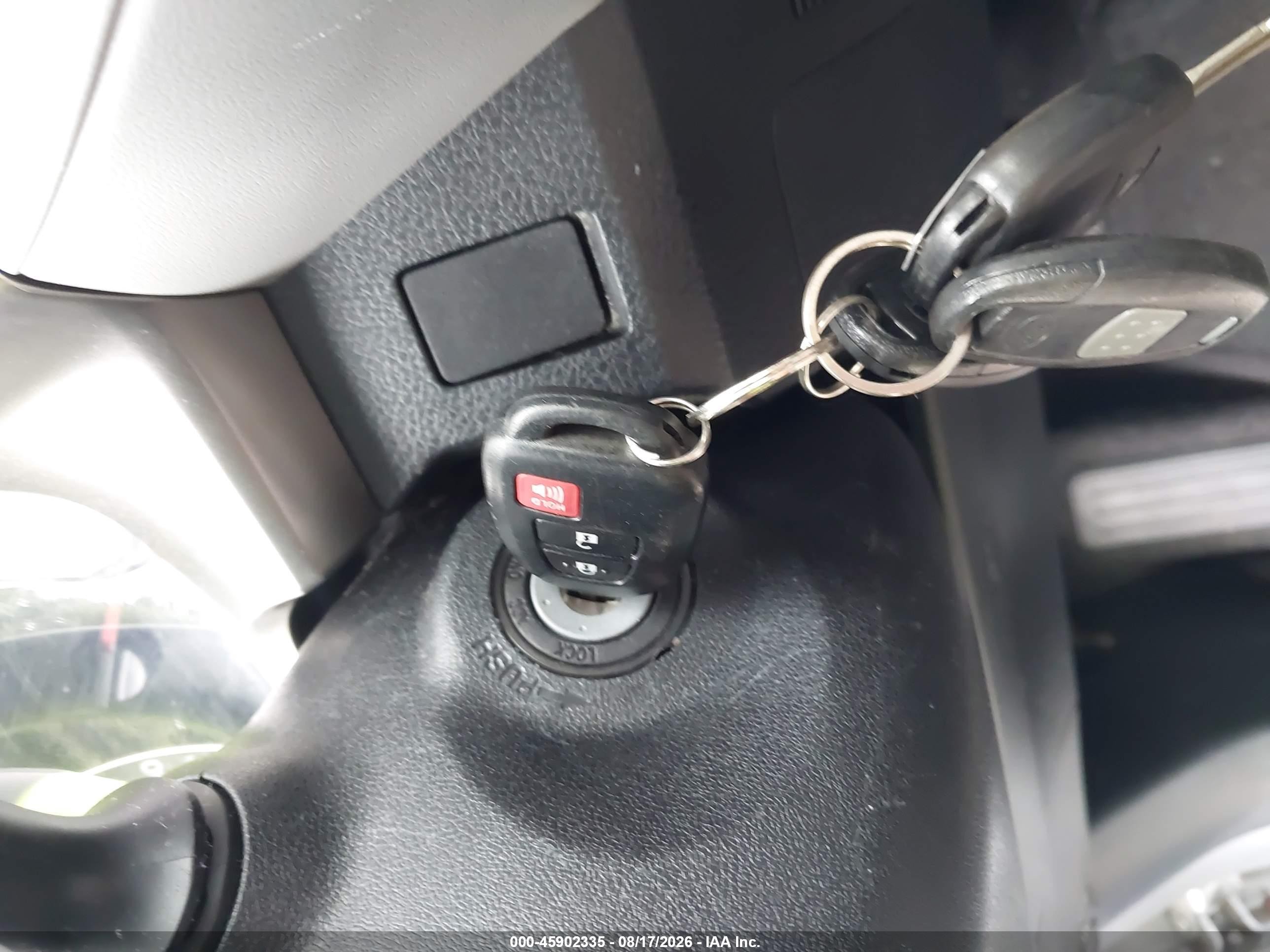 2013 Toyota Rav4 Le Silver vin: JTMBFREV9D5004296