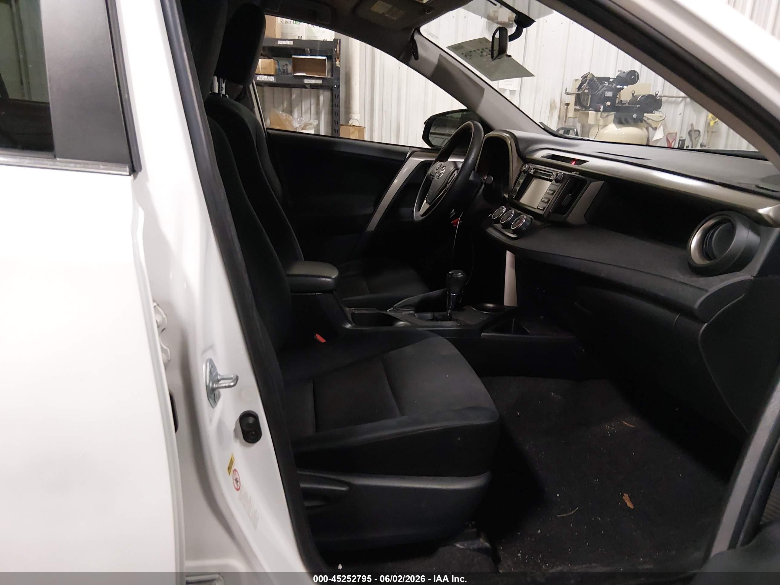 2014 Toyota Rav4 Le White vin: JTMBFREV9ED057393
