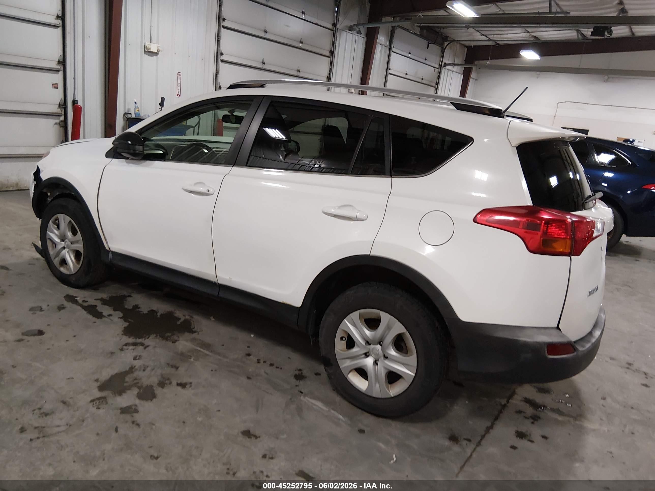 2014 Toyota Rav4 Le White vin: JTMBFREV9ED057393